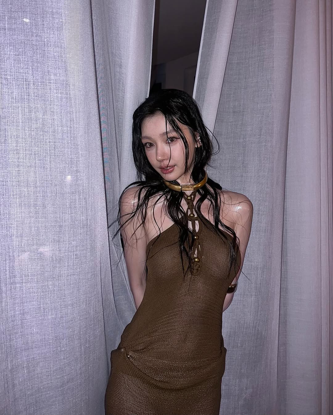 她一頭微濕波浪捲髮，散發出純慾風情