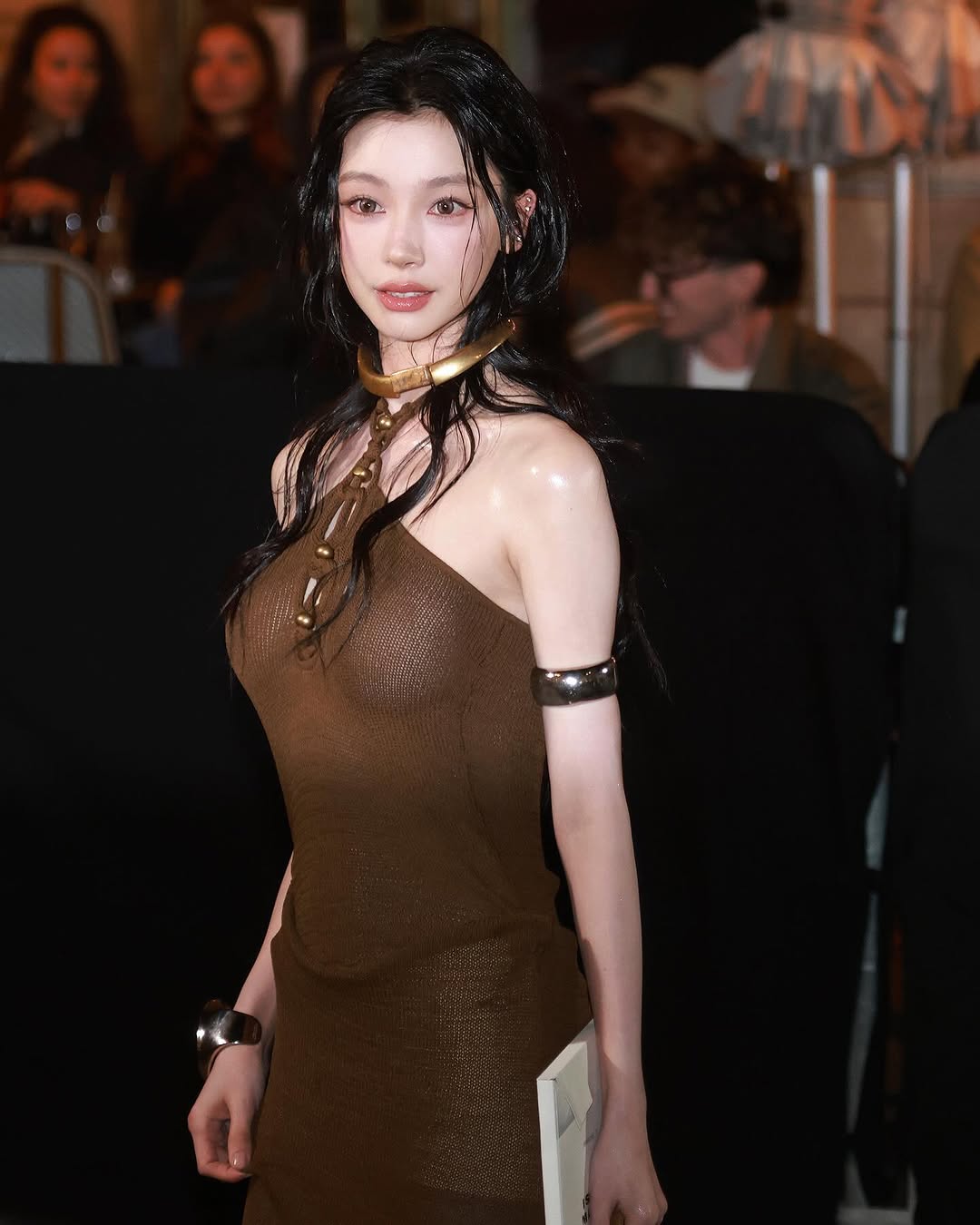 脖子同手臂上的同色系飾品為整體造型加分不少