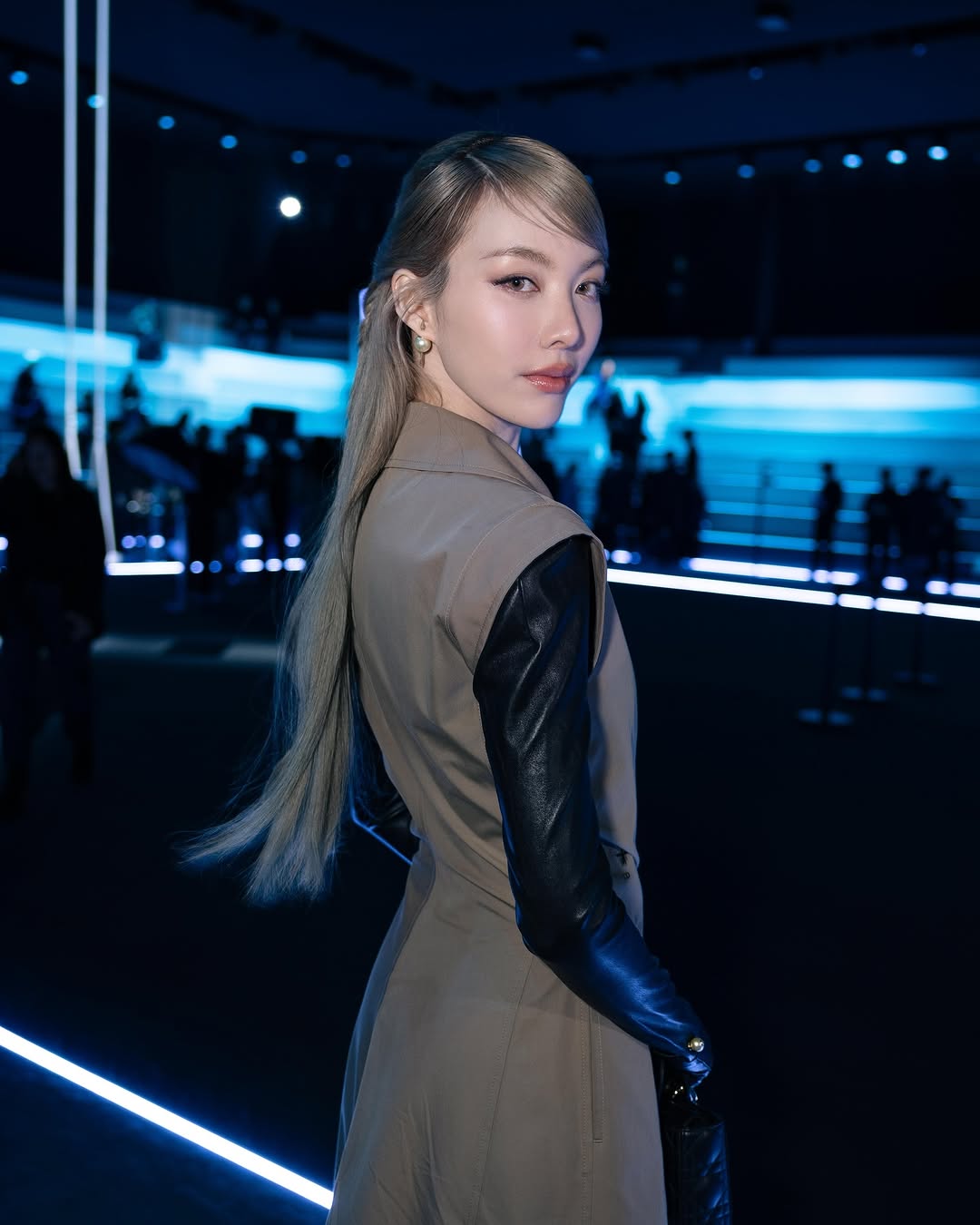 相較於鄺玲玲的清淡，Ormkornnaphat以一頭亮眼金髮驚艷登場