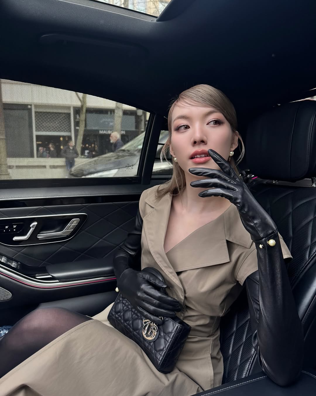 她選擇大膽的煙燻眼妝，深棕色眼影暈染出層次感