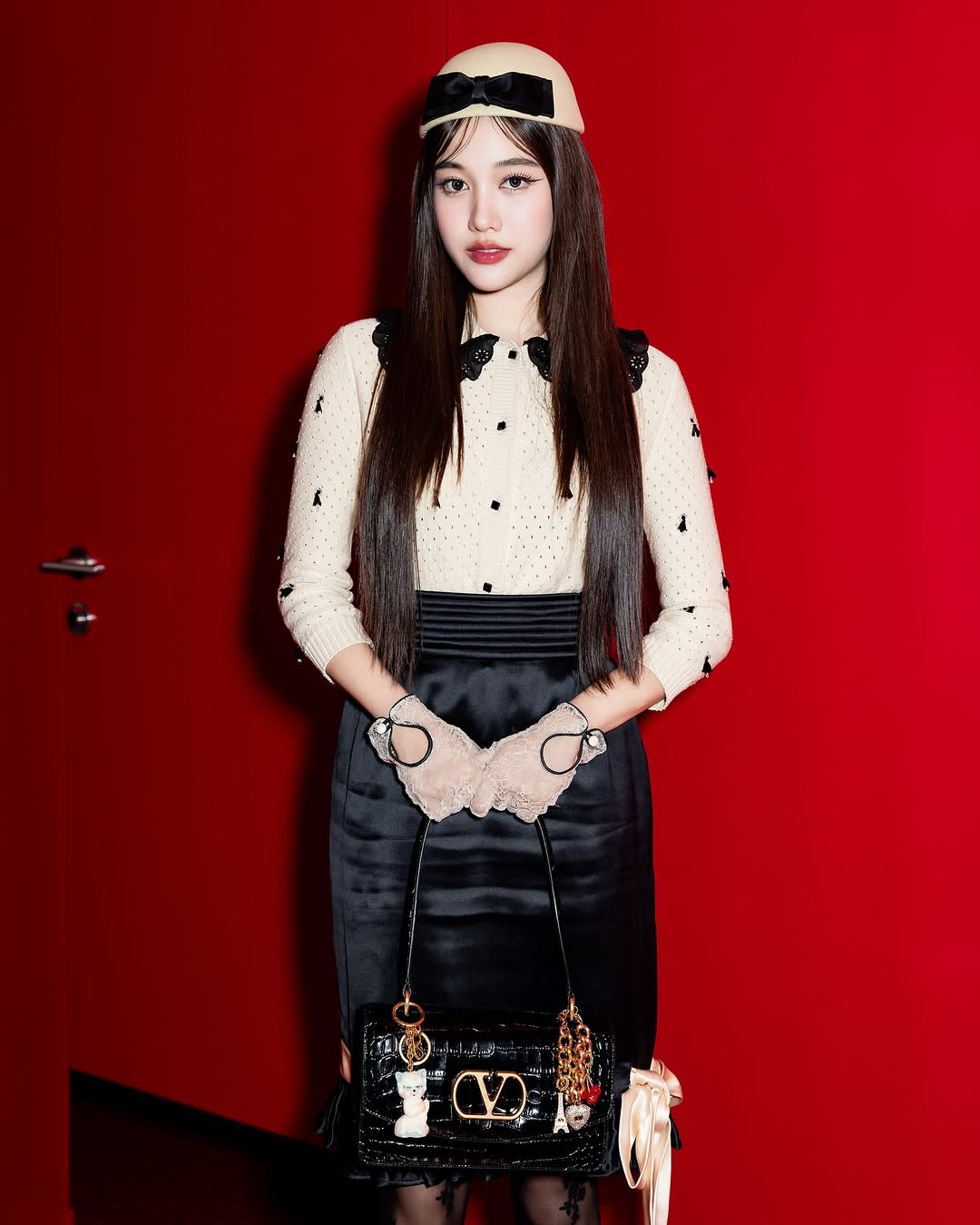 根根分明的捲翹睫毛放大雙眼，細長貓系眼線拉長眼型