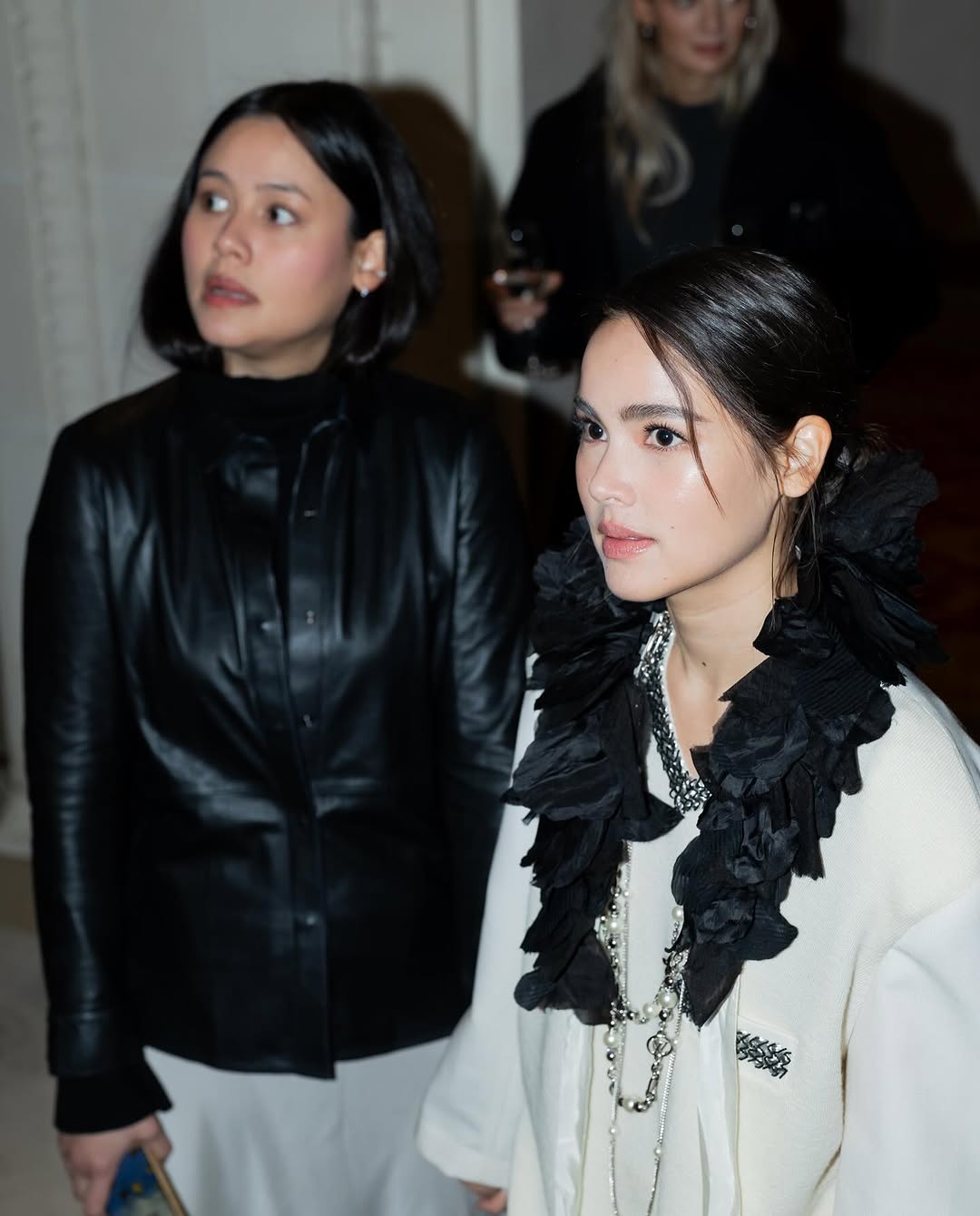 妝容乾淨輕透，大地色眼影輕輕渲染眼窩，捲翹睫毛增添靈氣