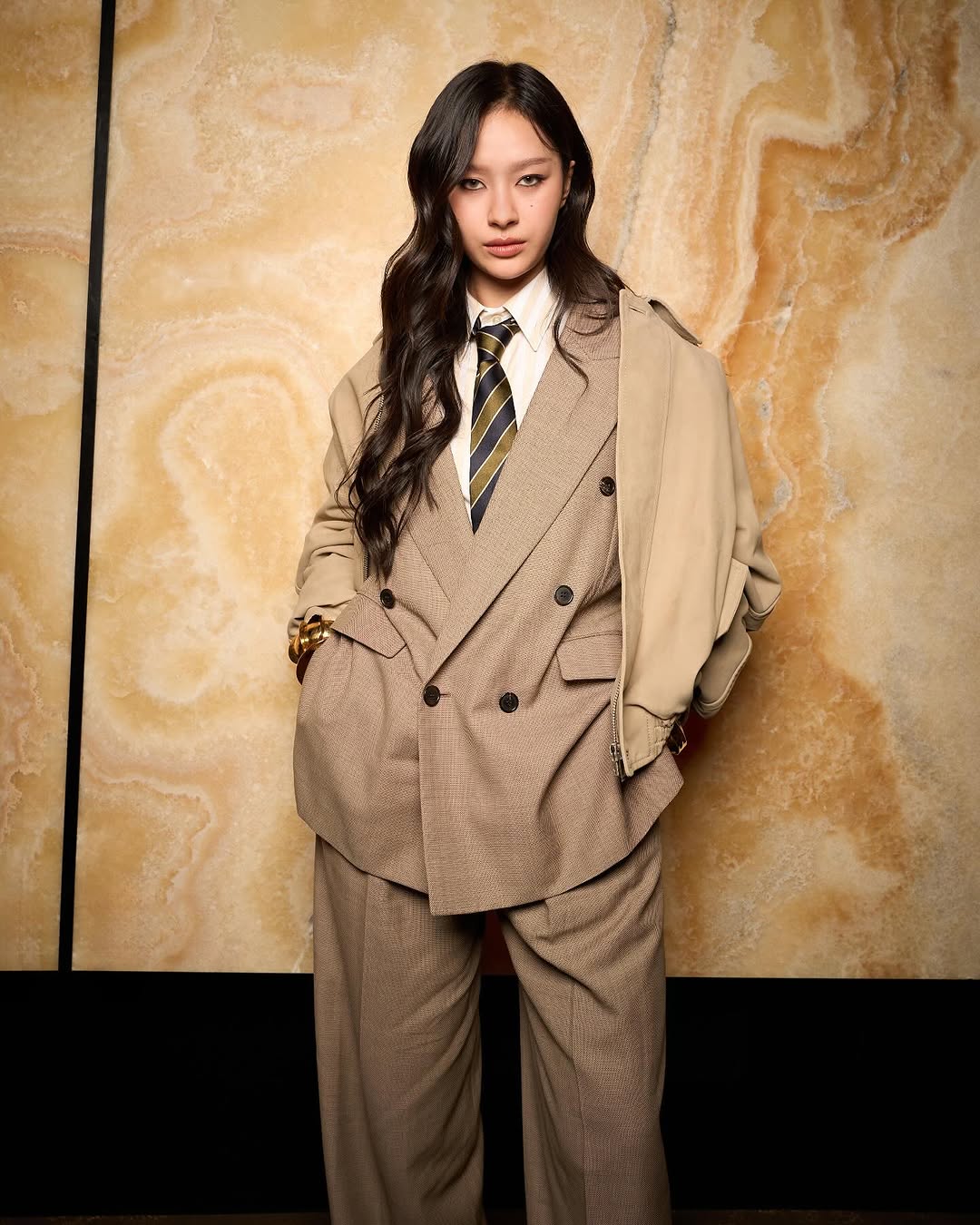 她為此搭配魅惑妝容，煙燻眼影與全包黑色眼線勾勒出深邃眼神