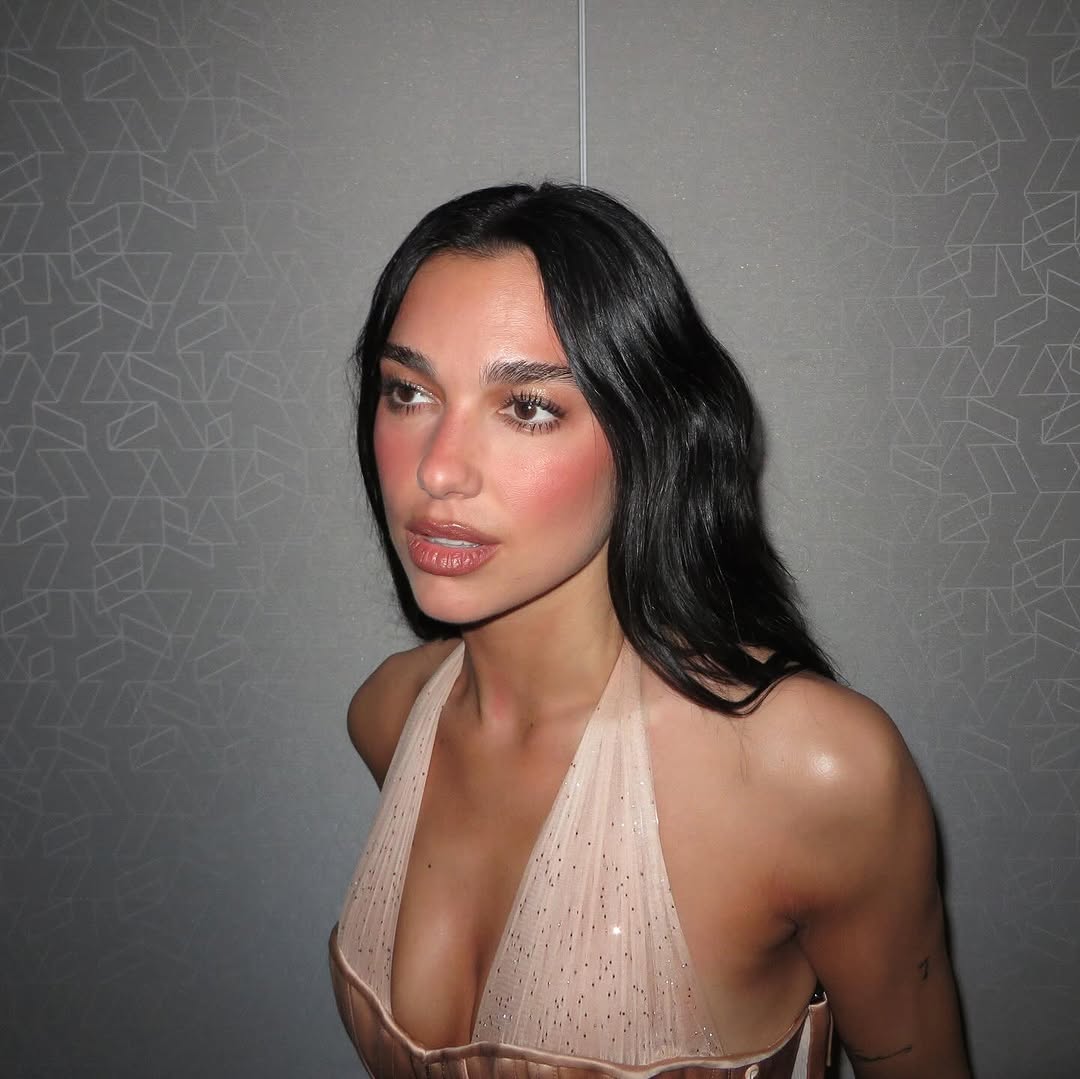 這類人天生五官輪廓分明，適合大膽、鮮明的妝容