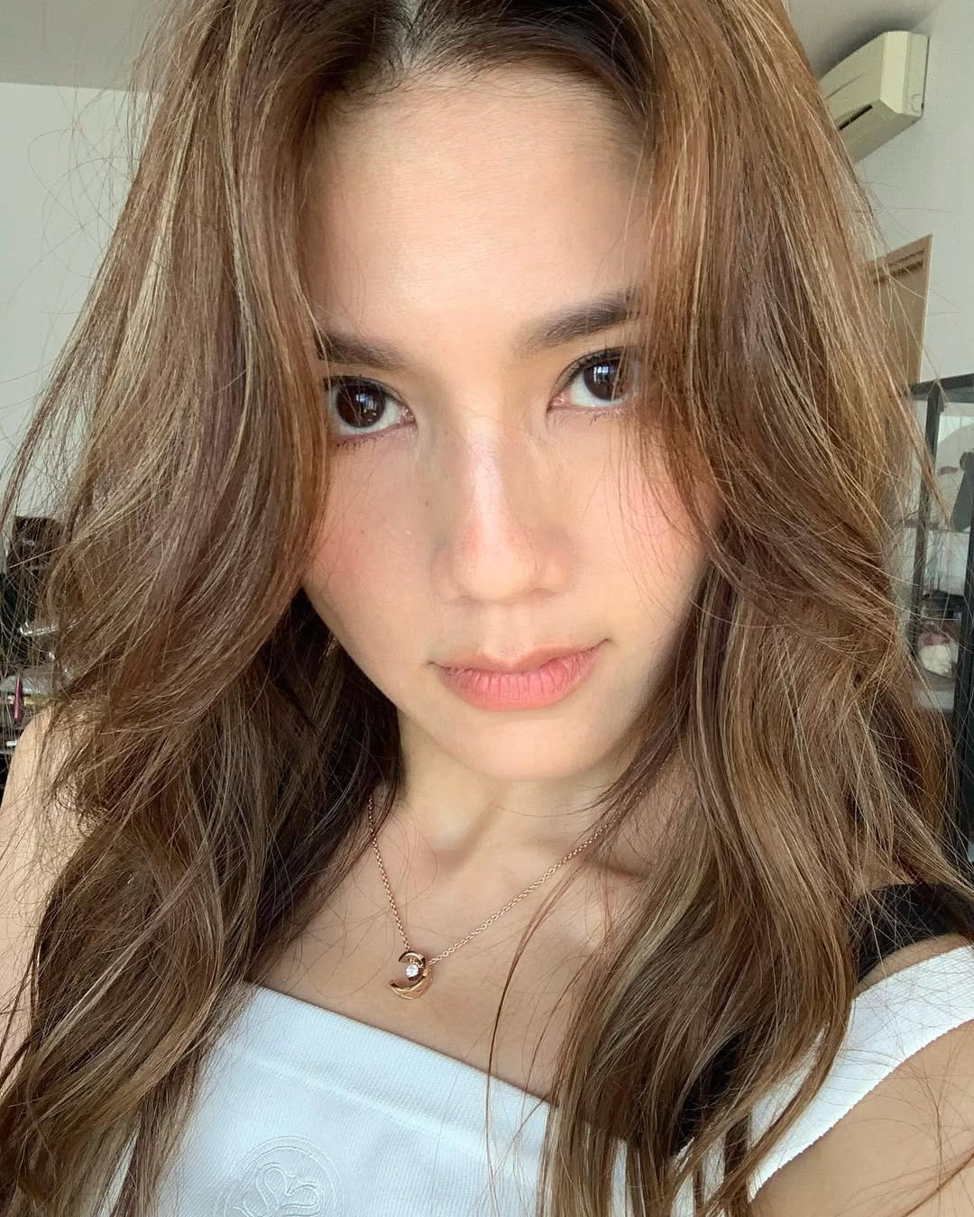 只要透過正確的保養習慣、抗皺護膚步驟以及適當的按摩和營養飲食補充,可以延緩、擺脫抬頭紋!