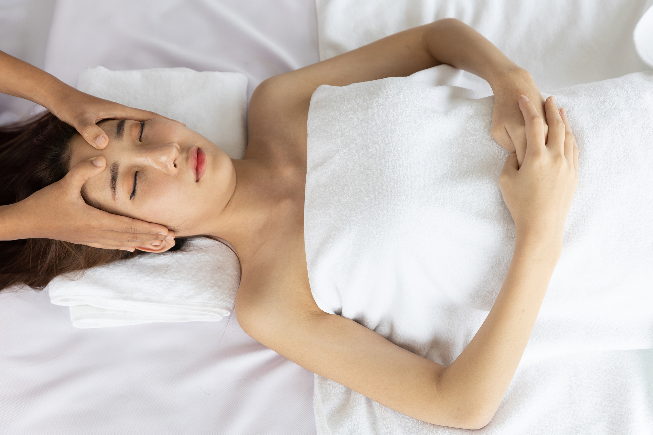 透過按摩可以緊緻額頭的皮膚,減少皺紋出現。