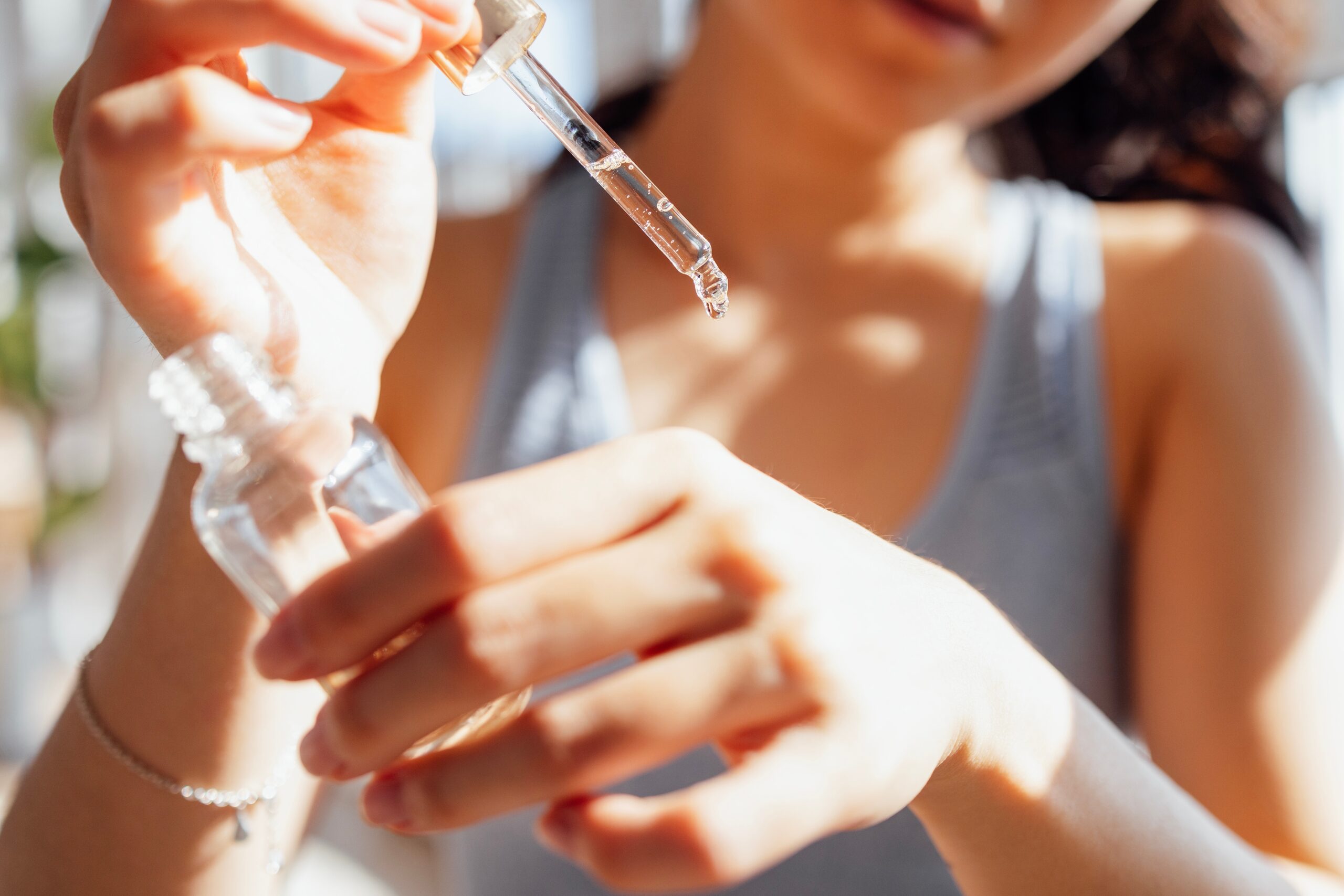 維他命C精華是護膚的好幫手,正確使用才能最大程度發揮其功效,還能避免刺激皮膚。