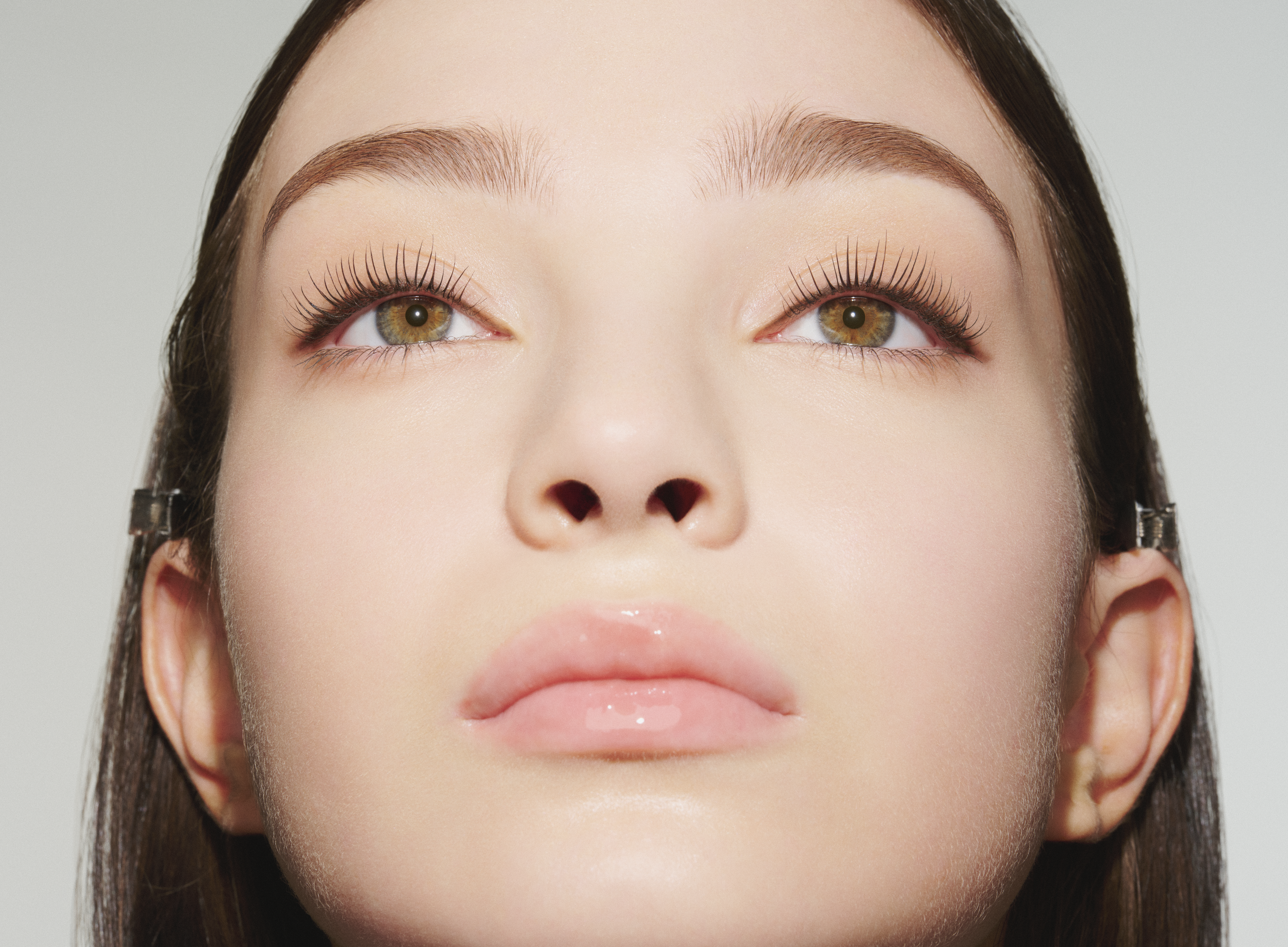 根根分明的睫毛濃密捲翹，輕柔豐盈卻沒有一絲厚重感。