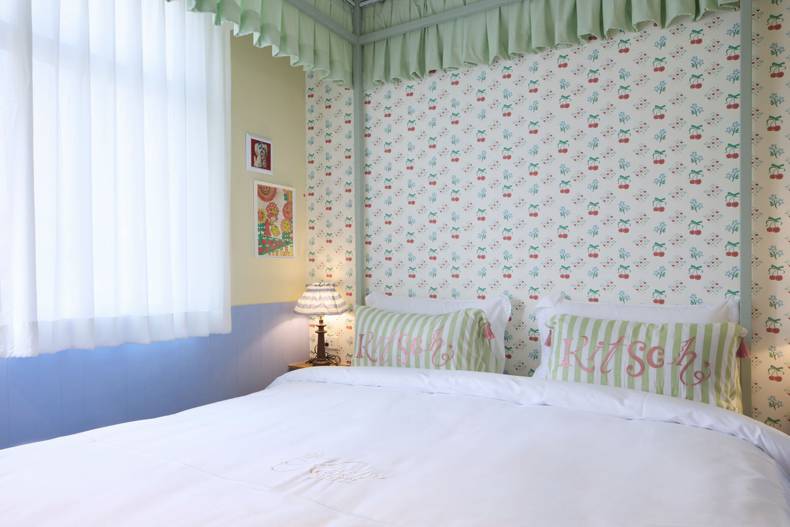 「Floral Oasis」房型就像一個小花園，牆上都是手繪的花卉壁紙