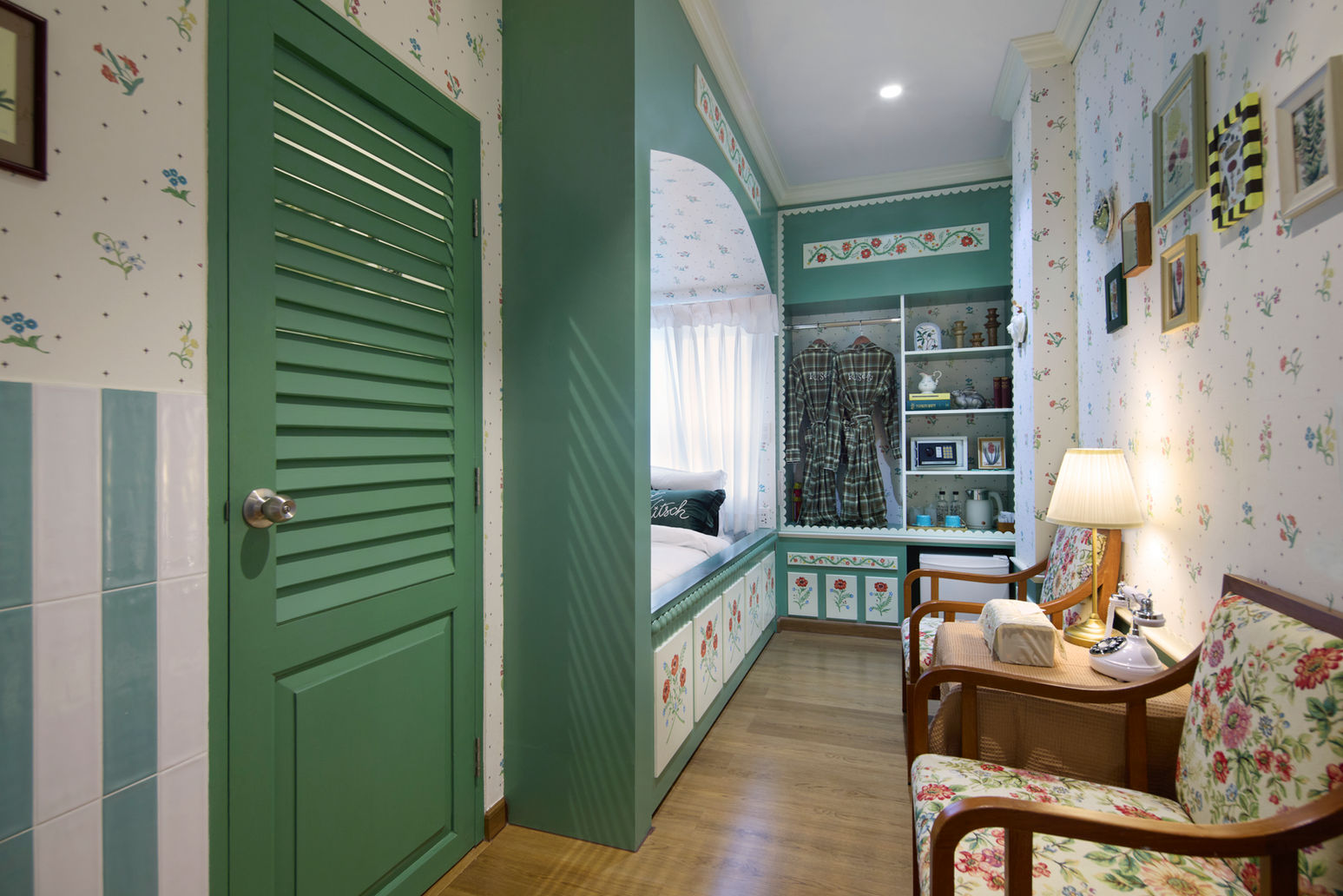 床框有波浪邊設計，像是睡在一個溫馨的小窩裡，綠色門框和白色床幔的搭配，讓房間看起來更清新