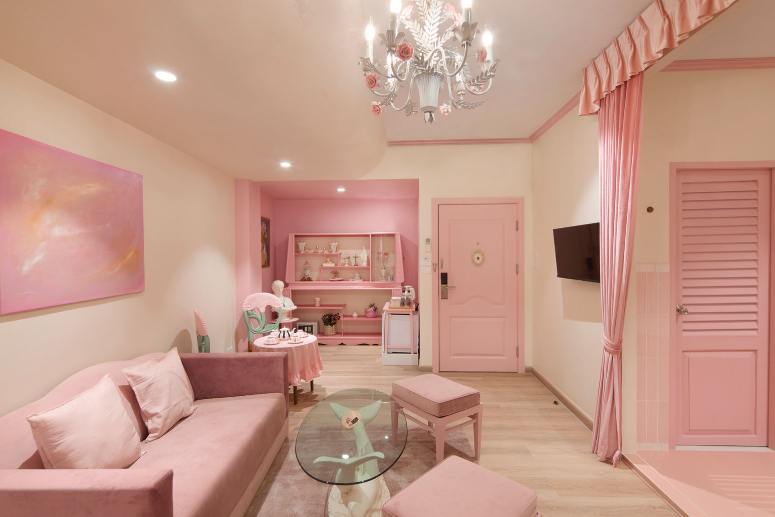 整個房間用粉色調裝飾，溫暖又誘人，還有寬敞的客廳區，很適合辦小型聚會