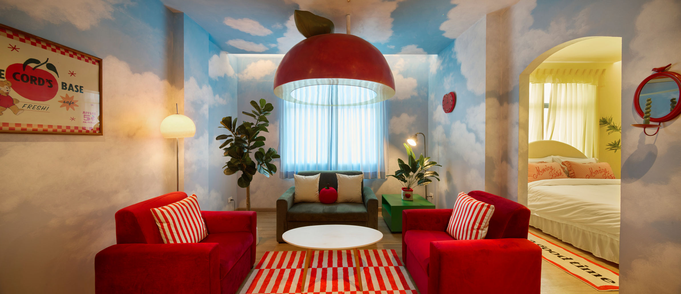 藍天白雲的壁紙佈滿整個房間，頭頂上的燈則是半顆大蘋果