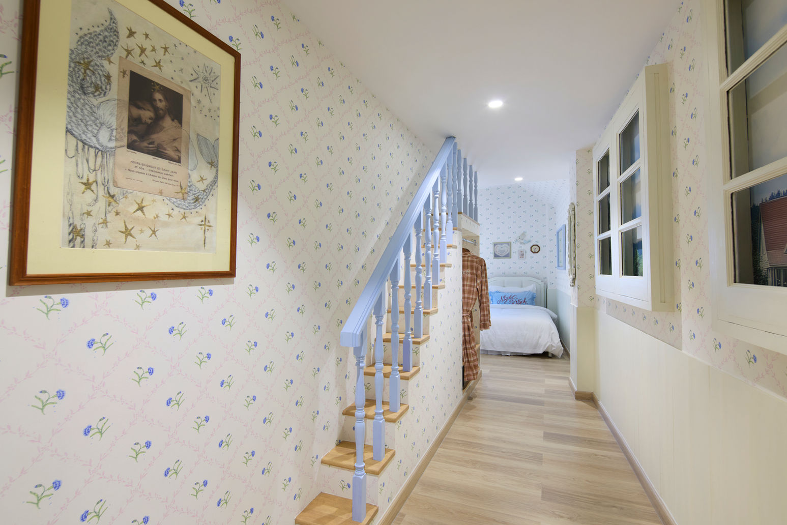 房間內還有個象徵性的模擬樓梯，給空間添了點俏皮感