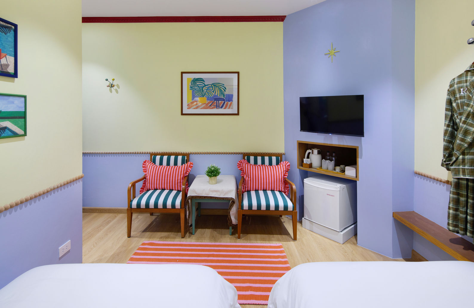 房間融合了現代和復古元素，給人一種活潑的感覺