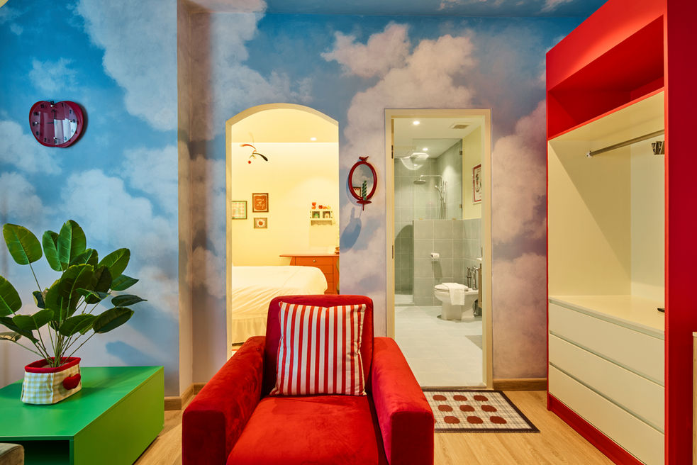 紅色沙發、紅白條紋地毯、抱枕等，非常吸睛，讓人覺得像住在一個奇幻的夢境裡