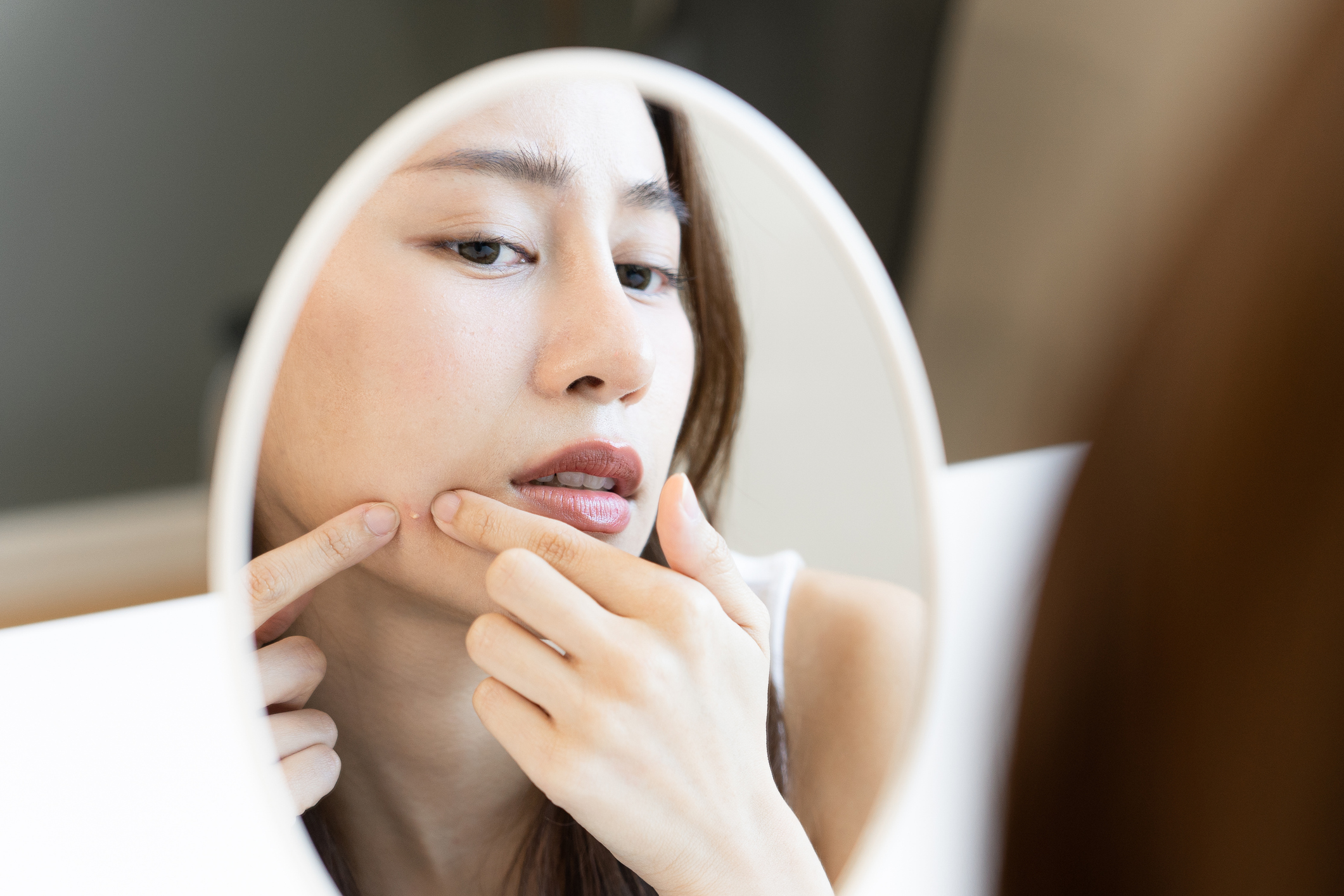 油性肌膚主要特點在於皮脂分泌旺盛，容易出現油光與毛孔堵塞