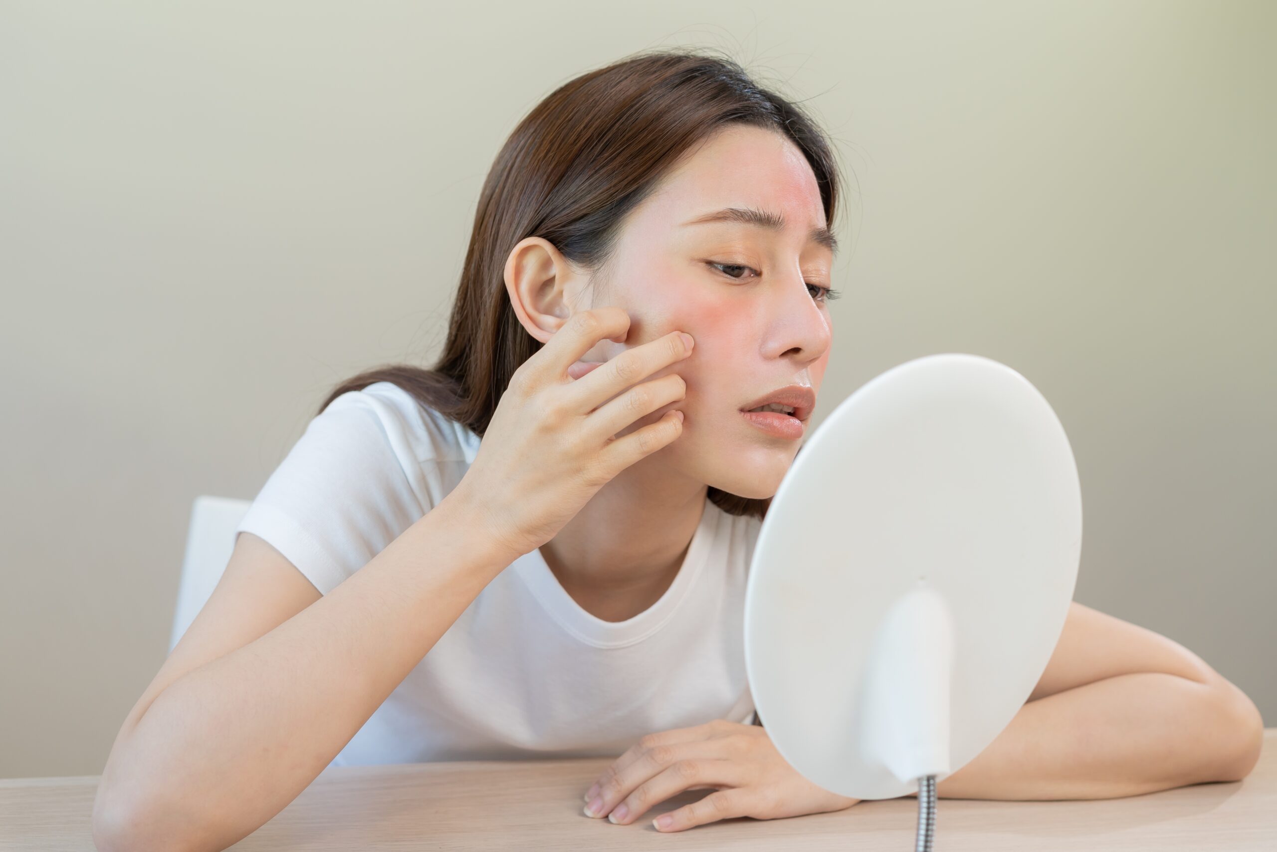 雖然BHA/AHA能帶來亮眼的膚質改善,但若使用不當也可能引發刺激甚至破壞皮膚屏障。