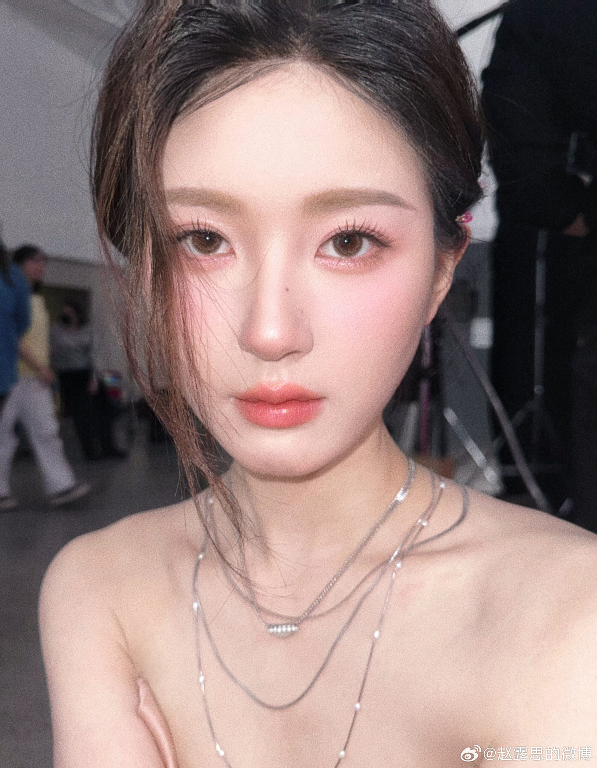 修容就是運用深淺不同的色彩,巧妙地在臉上「動手腳」