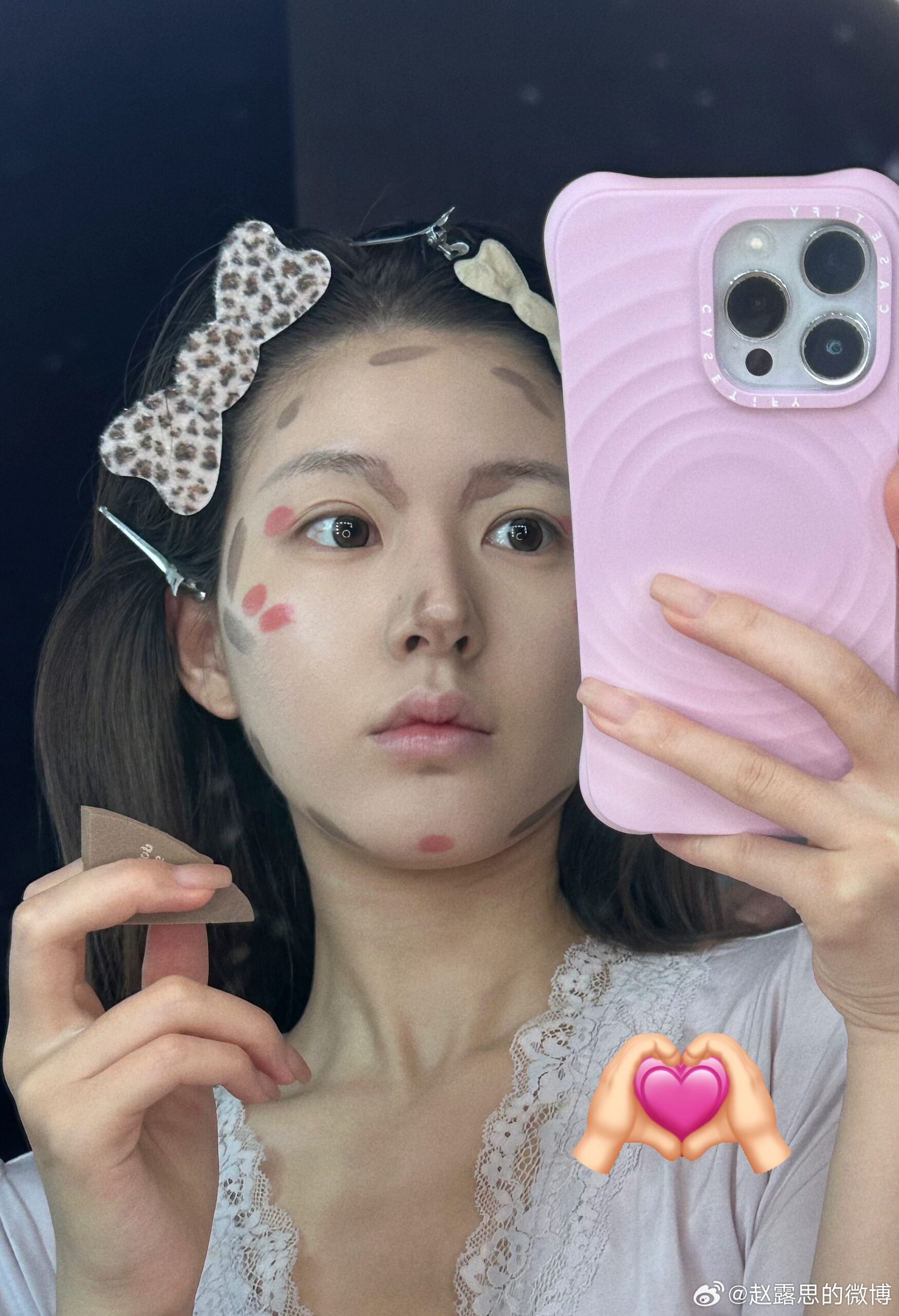 她本人大方在微博公開了自己的小臉修容秘訣