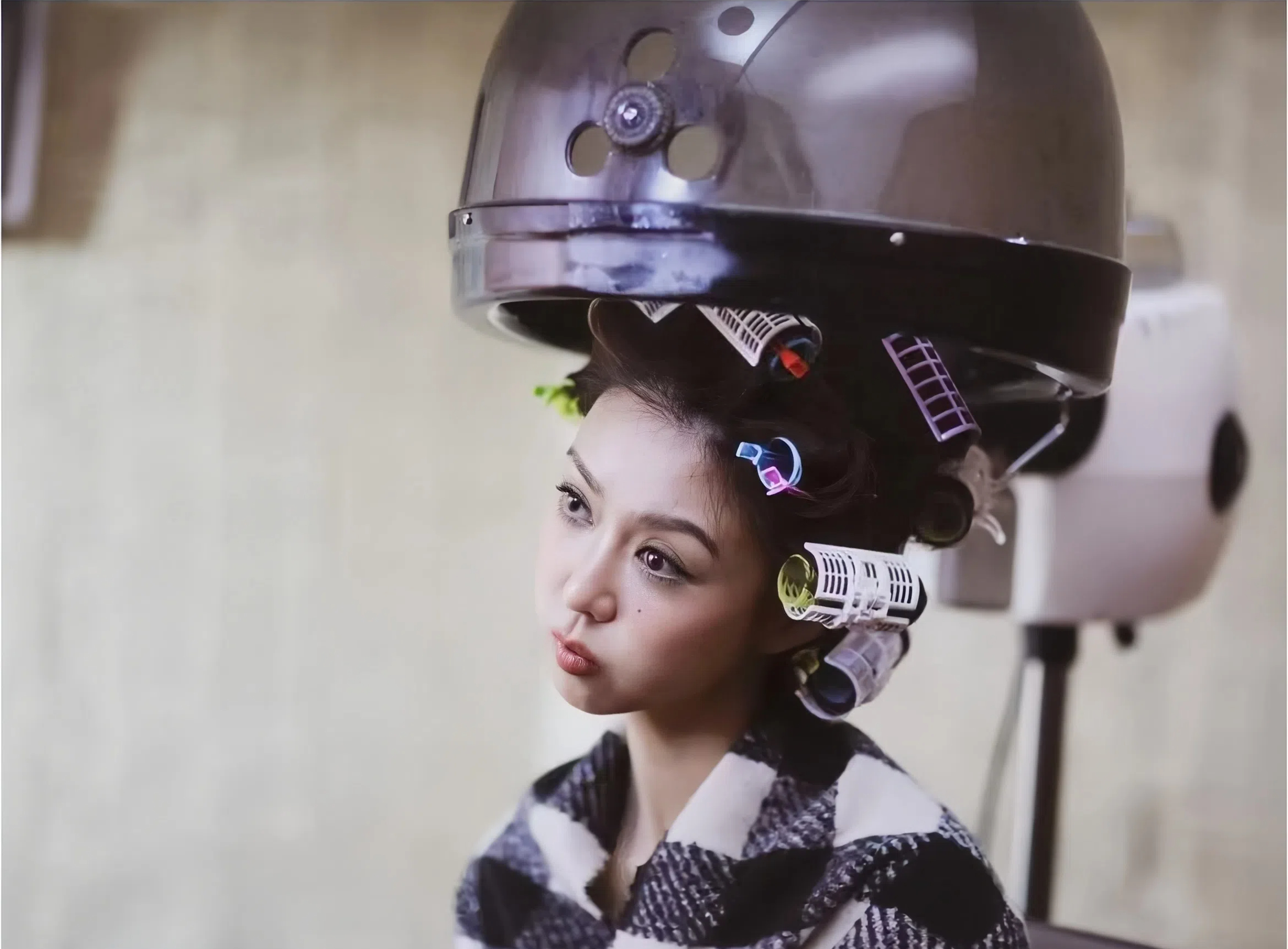 涂抹發膜，包裹住頭髮，靜置半天再沖洗乾淨。