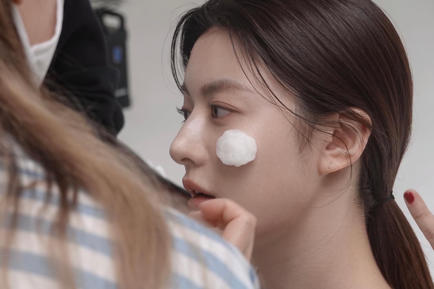 高允貞也透露自己會挑選成分溫和不刺激的洗卸產品