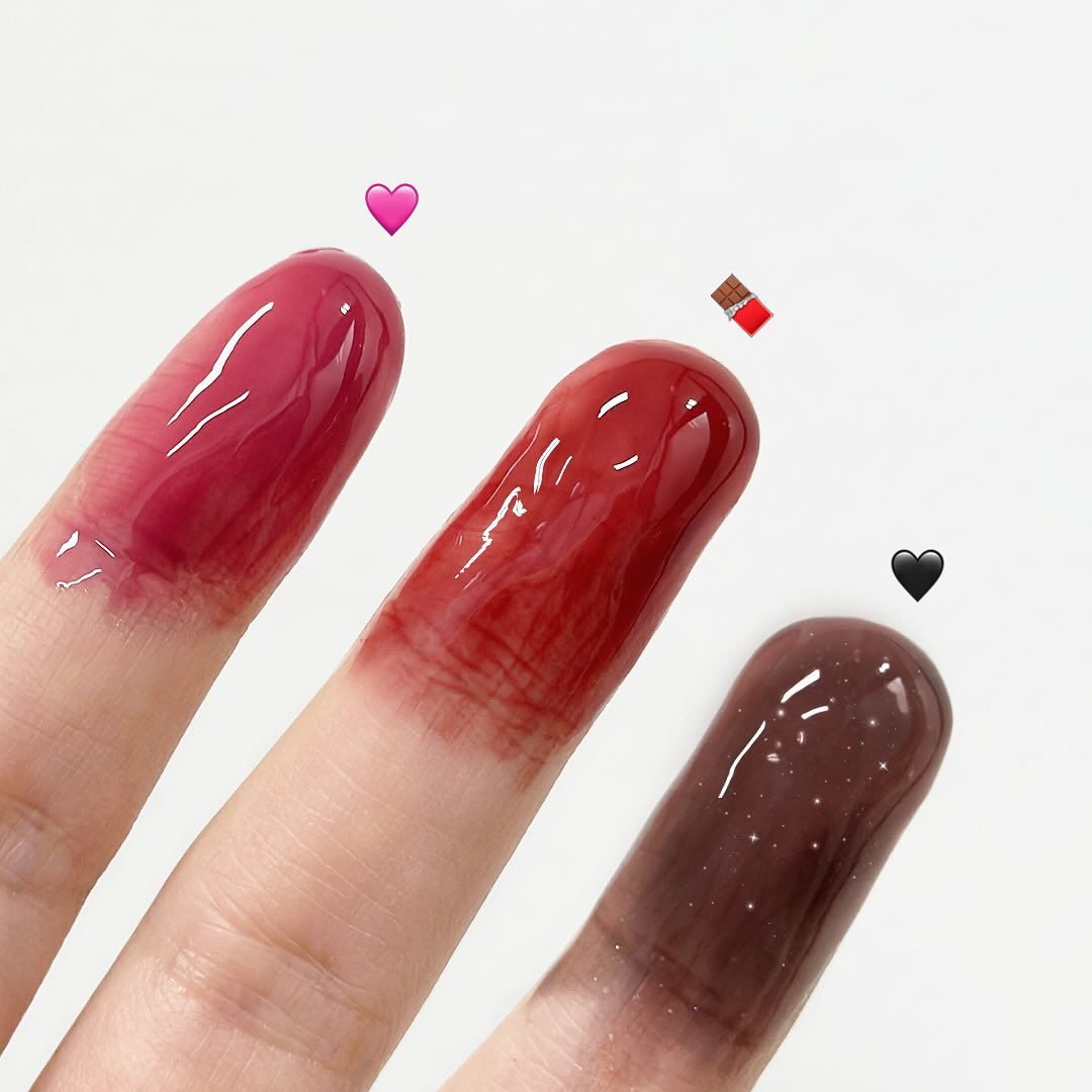 無論是單調的紅色還是太活潑的橙色，透過這款唇蜜都可以變得更有層次