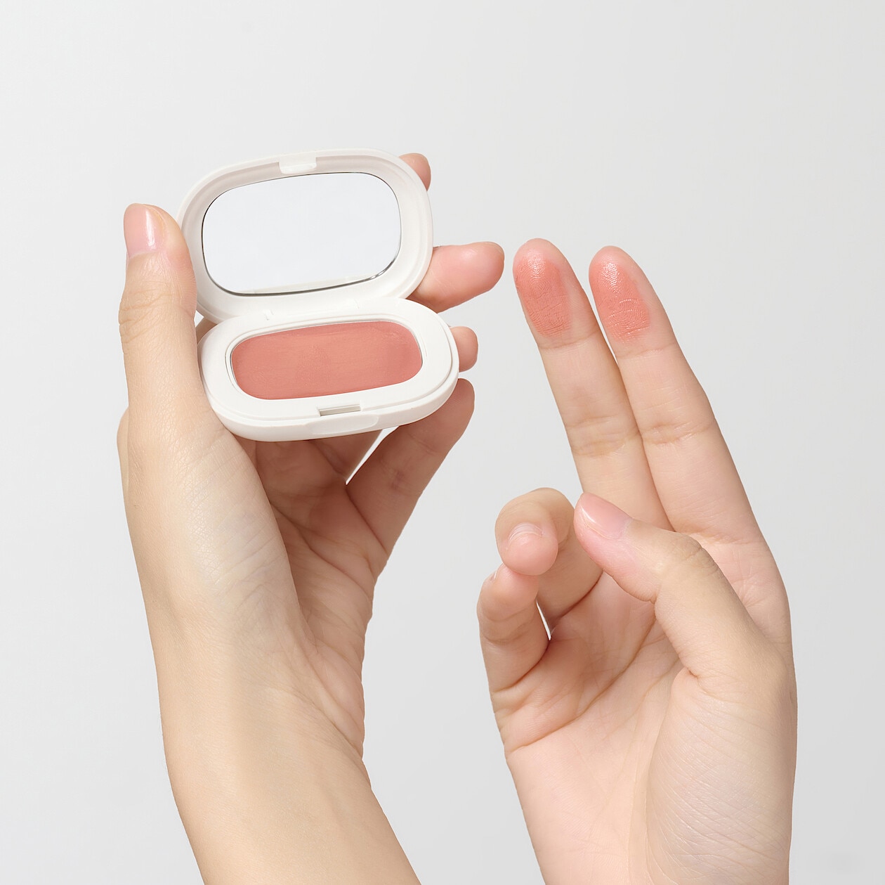 無印良品的微光胭脂盤很細膩,輕輕一刷就能與肌膚完美融合