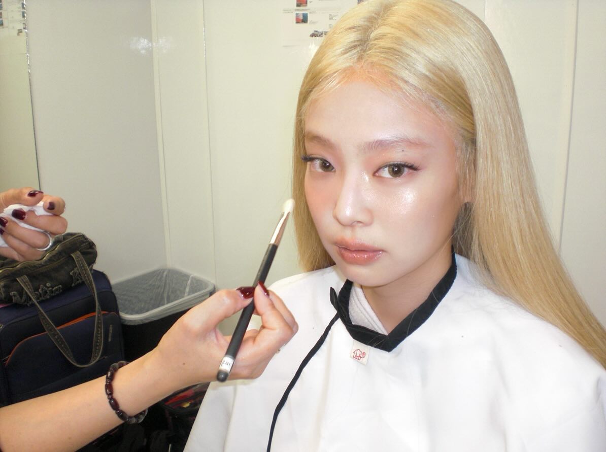 每個人的臉型都是獨一無二的，了解自己的臉型特點，並運用修容和胭脂技巧來調整和優化臉部輪廓