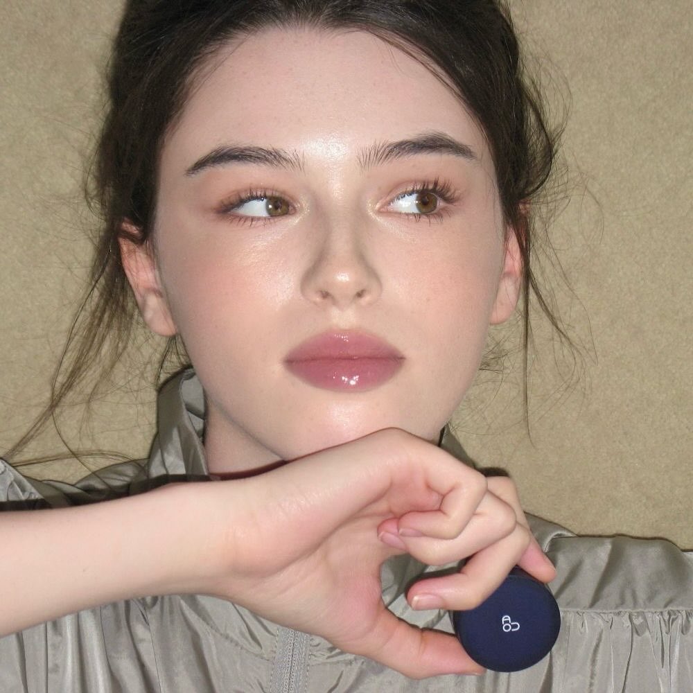 透黑色唇蜜通常是半透明的深色調，比如黑色、深棕或者深紫，它的特色就是能跟底色融合，不會完全蓋過