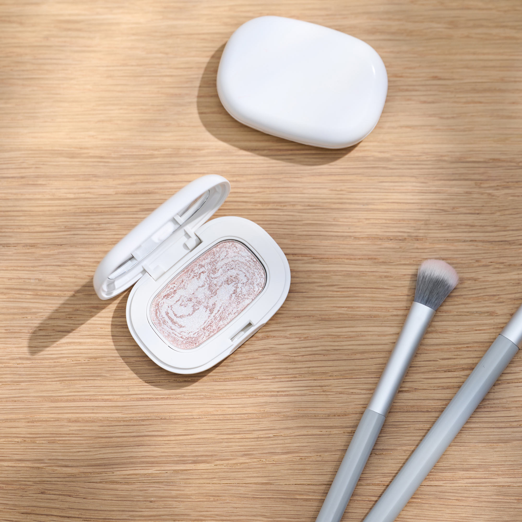 不少網民稱這塊高光盤媲美Bobbi Brown很有名的五花肉高光