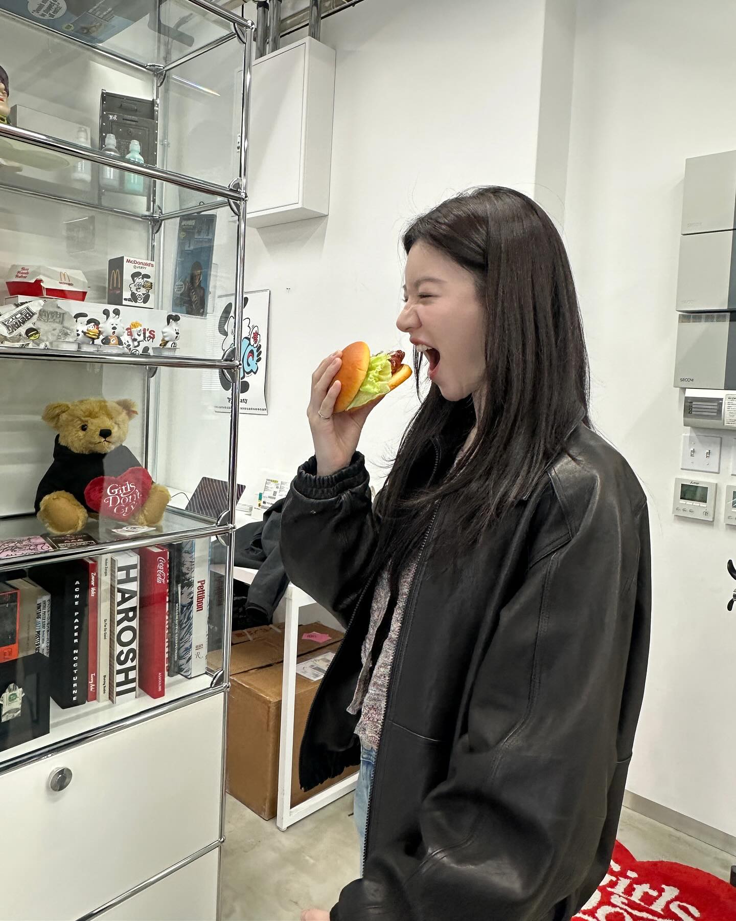 高允貞會展現出活潑和可愛的一面，社群上分享的生活照更是搞怪感十足