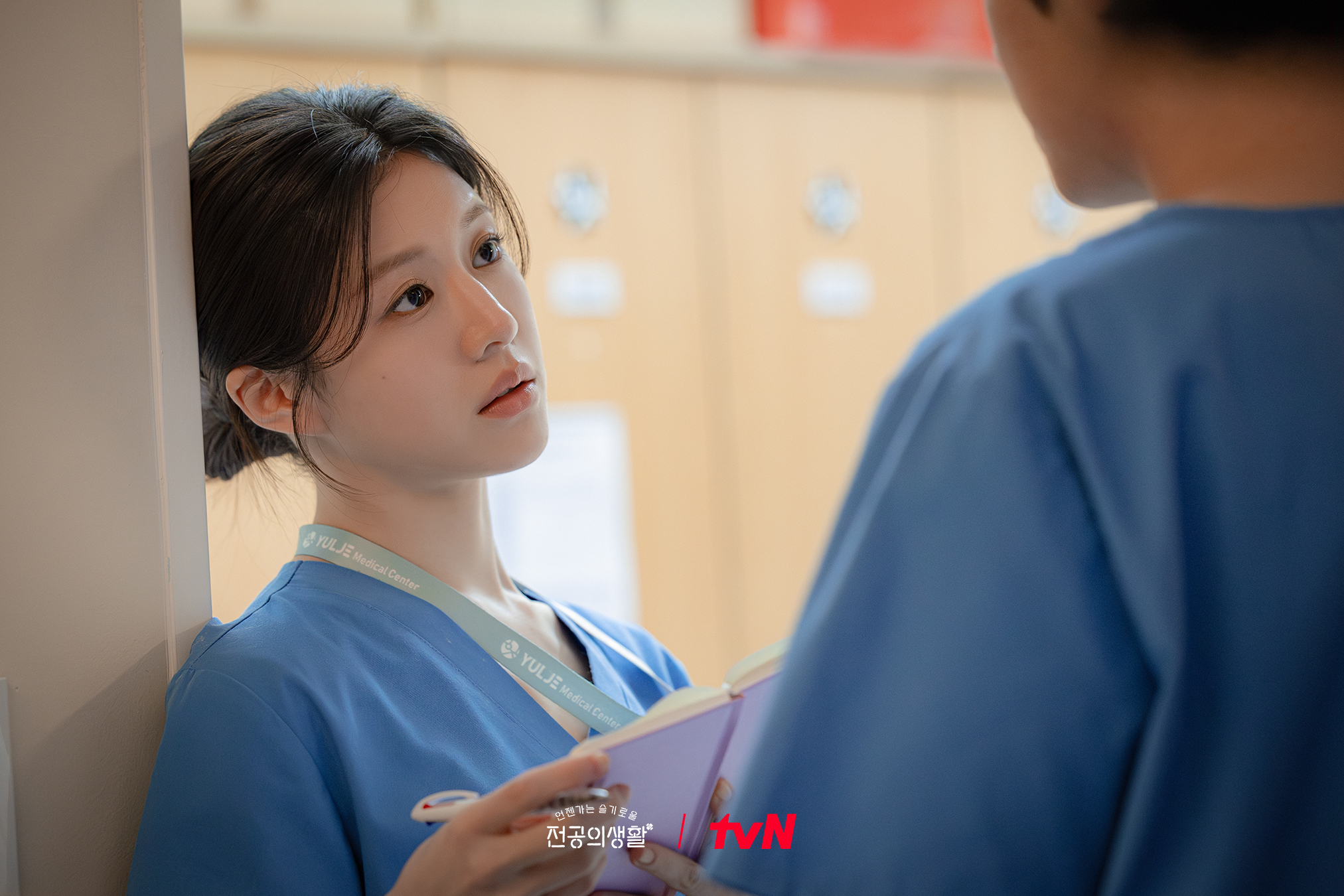 在吳怡瑛看似冷酷的外表下，隱藏著一顆善良而真誠的心