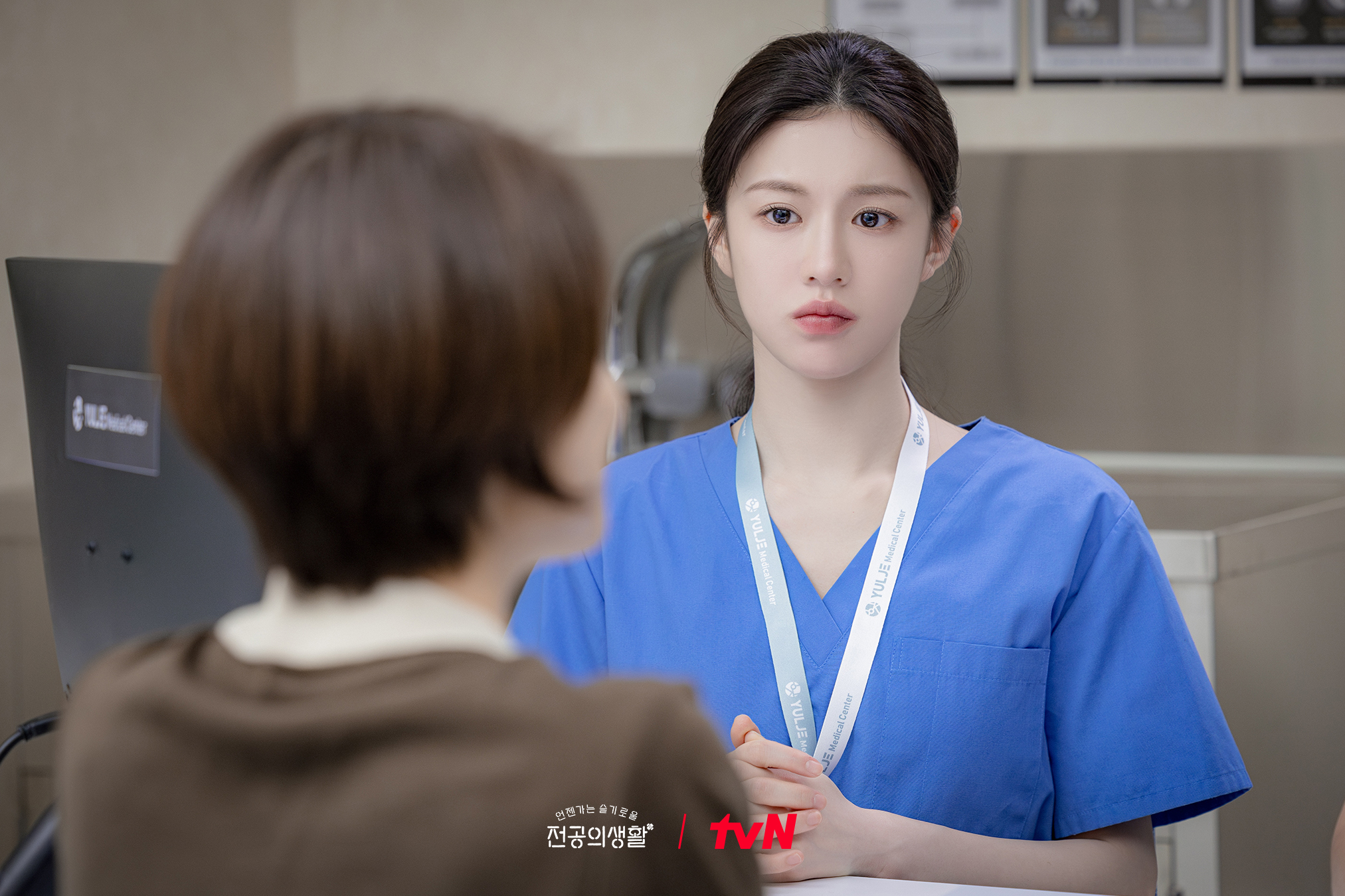 高允貞飾演的吳怡瑛是一位默默耕耘的住院醫生