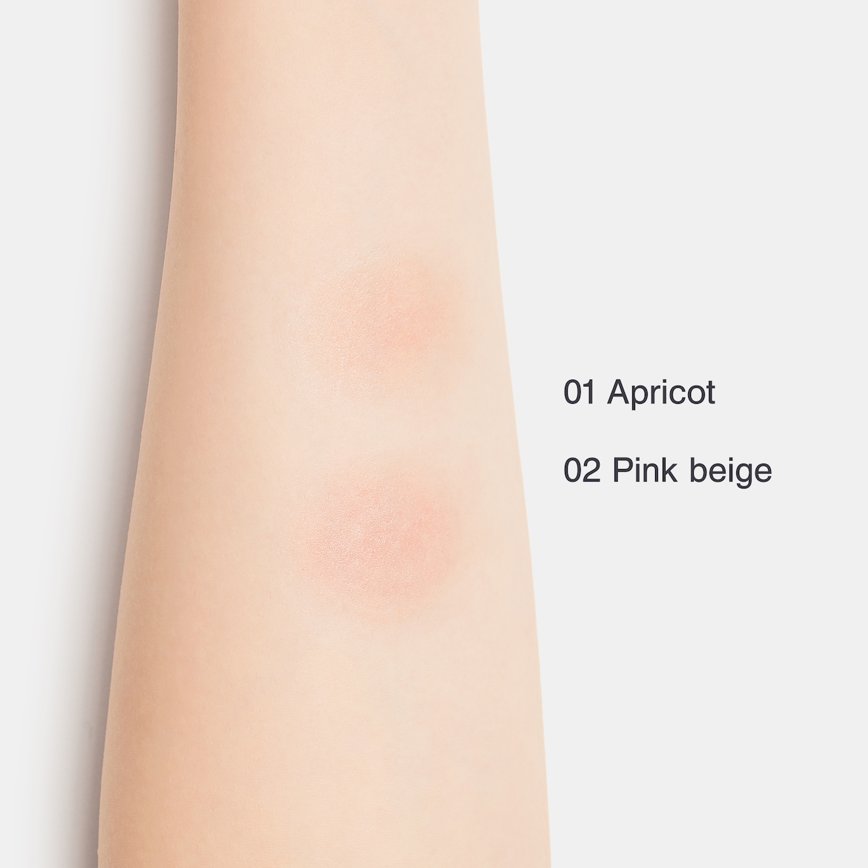 用指腹輕輕沾取拍打在臉頰上,就能與肌膚完美融合,打造自然紅潤的好氣色