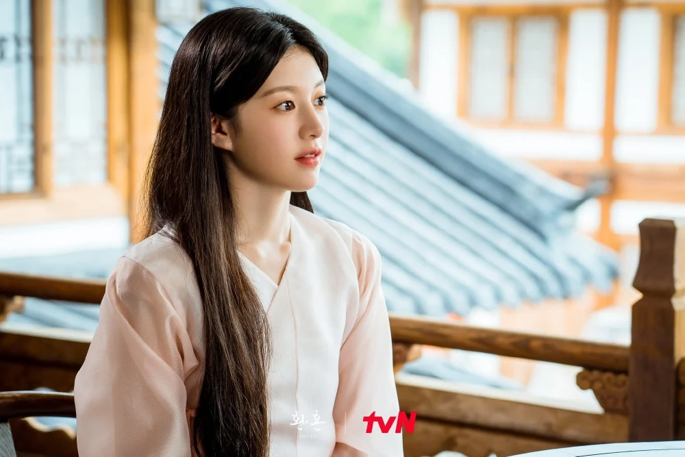 她在奇幻愛情劇《還魂》中飾演女主角，以其精湛的武打演技和多變的形象征服了觀眾