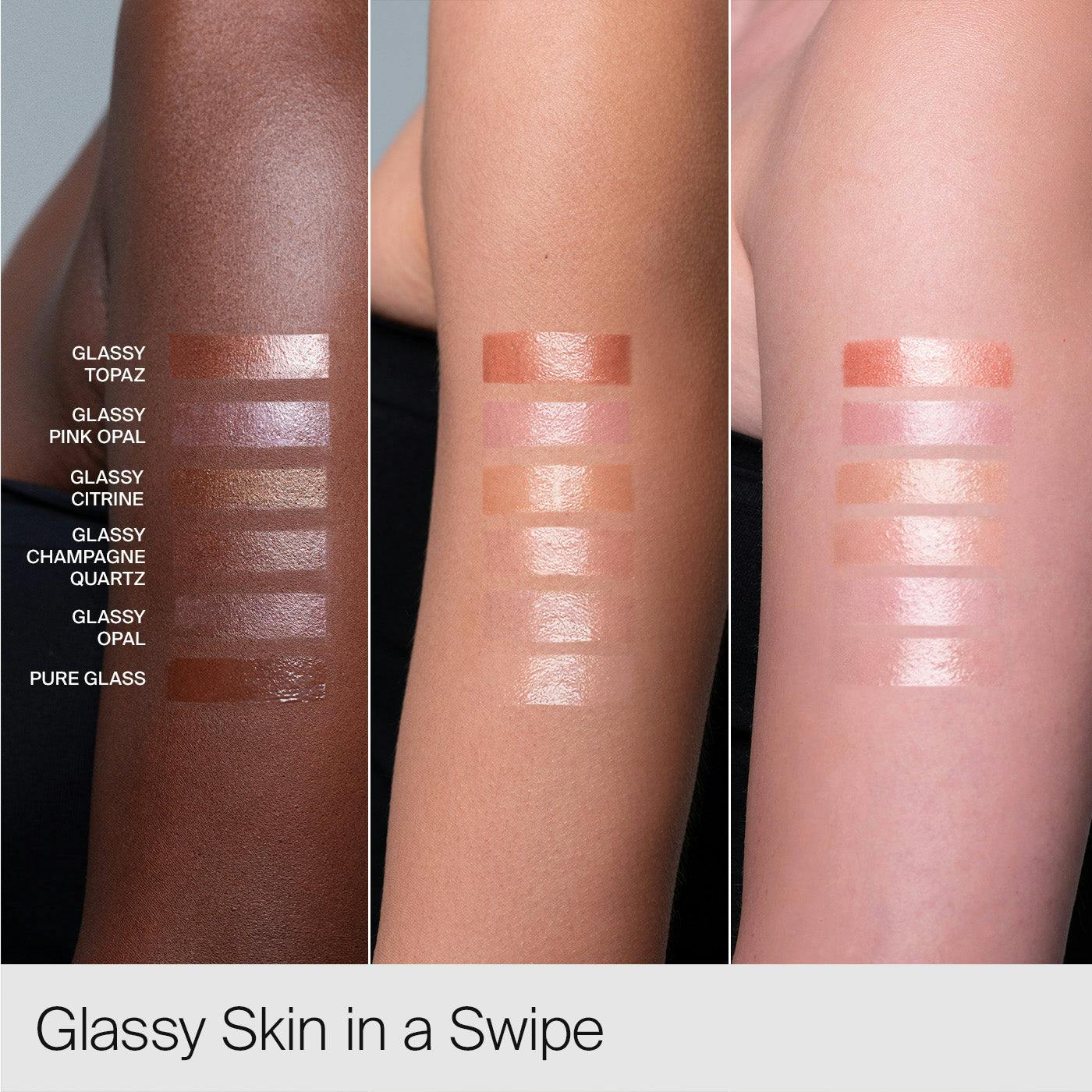 細膩的珠光粉末能與肌膚完美融合，一抹瞬間提亮輪廓