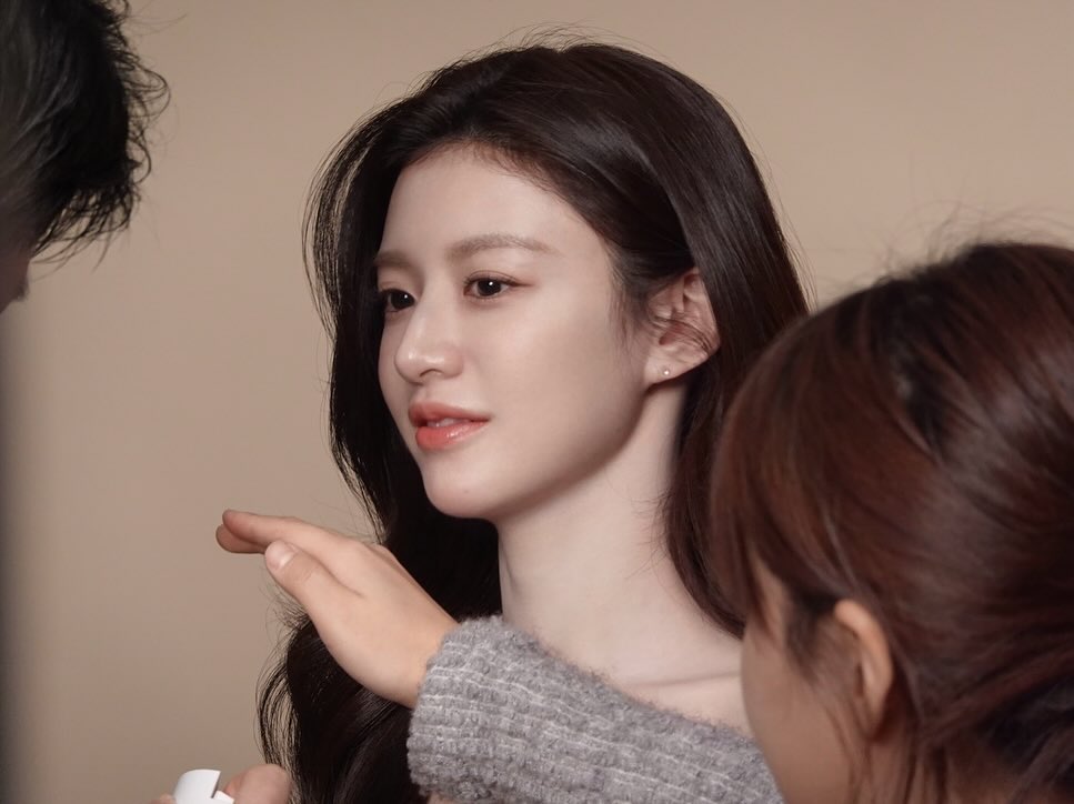 高允貞曾說過自己的皮膚偏乾燥，所以她特別重視肌膚保濕