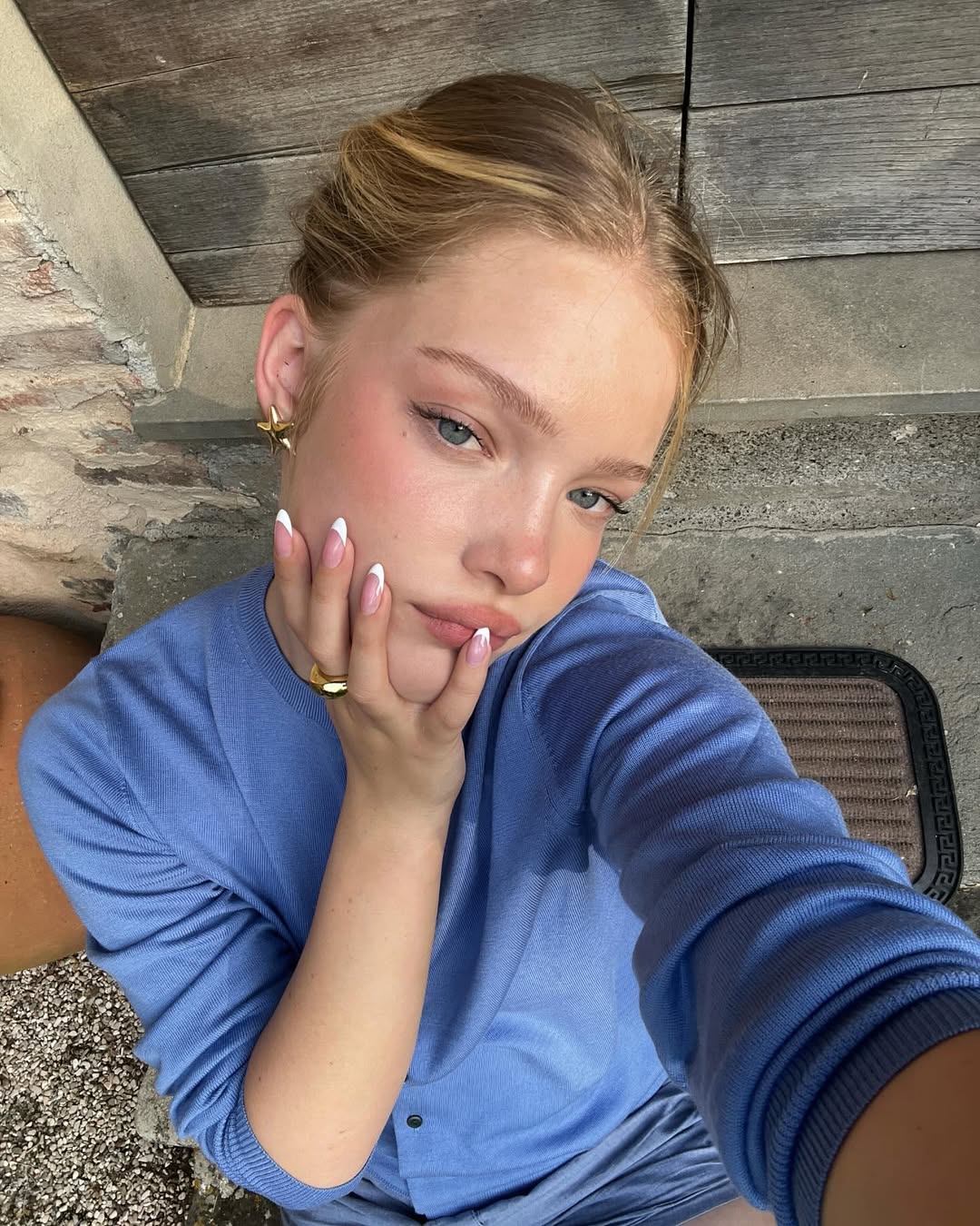 可選擇黑色或棕色的眼線液或眼線膠,畫出乾淨俐落的內眼線或微微上揚的貓眼線