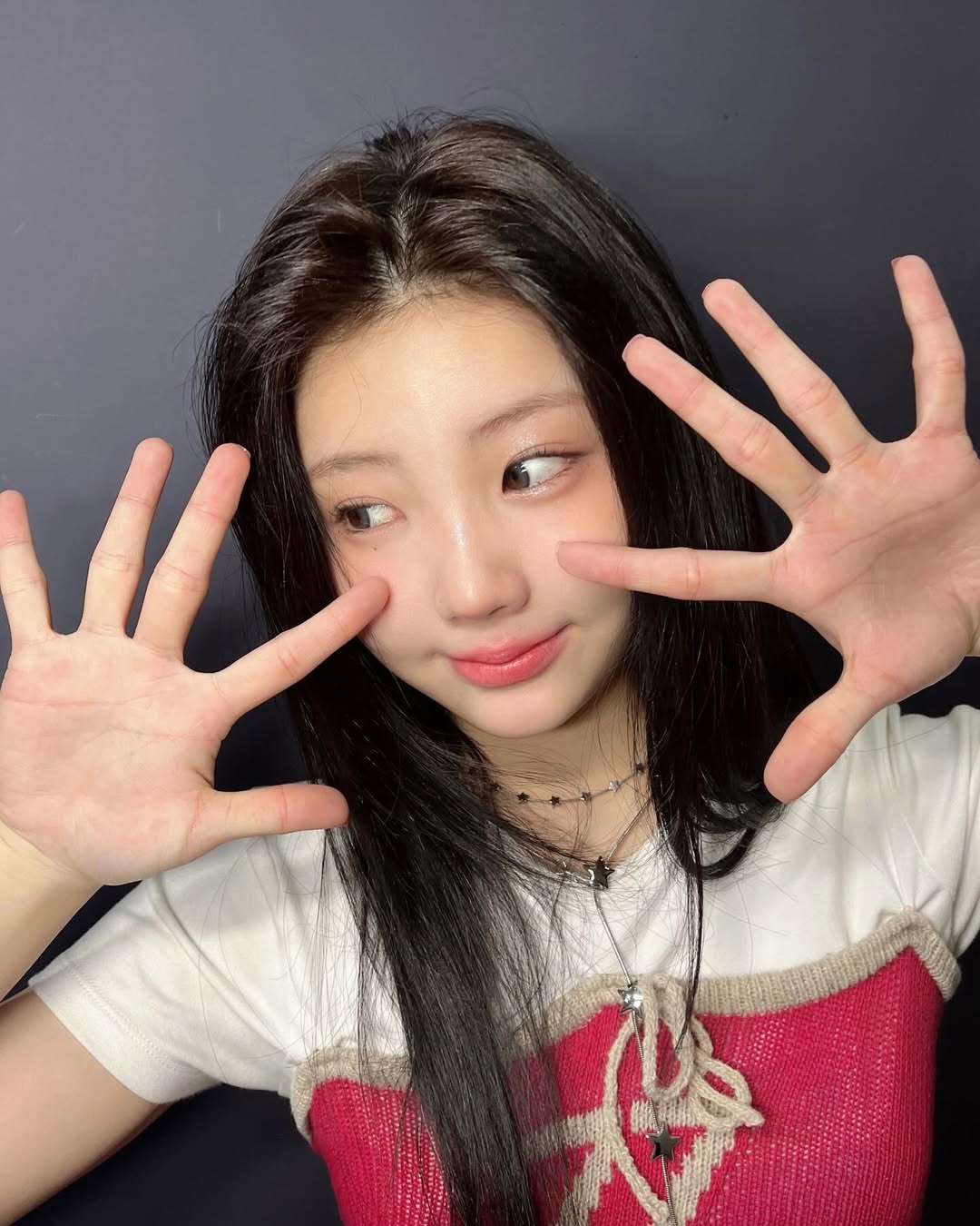 她也能完美消化ILLIT獨有的Y2K和Athleisure（運動休閒）混搭風格