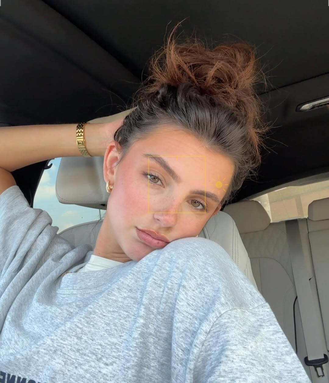 美式甜心妝的底妝並非追求完全的啞光,而是介於霧面與光澤之間的「Soft matte」質感