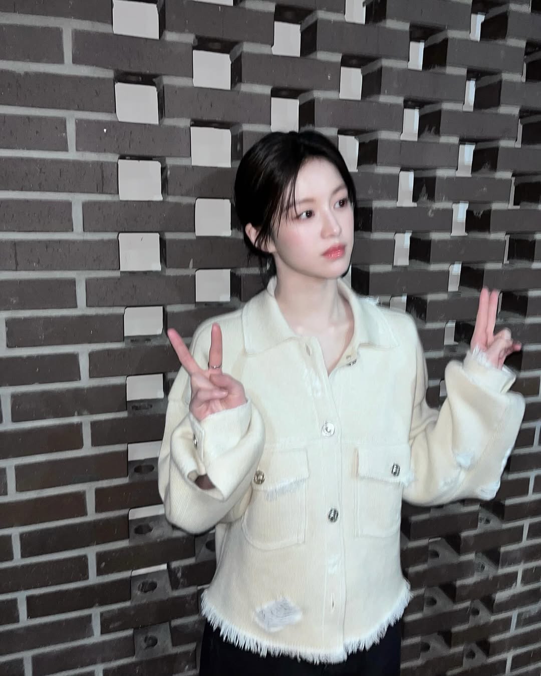 高允貞透過電視劇《會讀心術的那小子》正式以演員身份出道