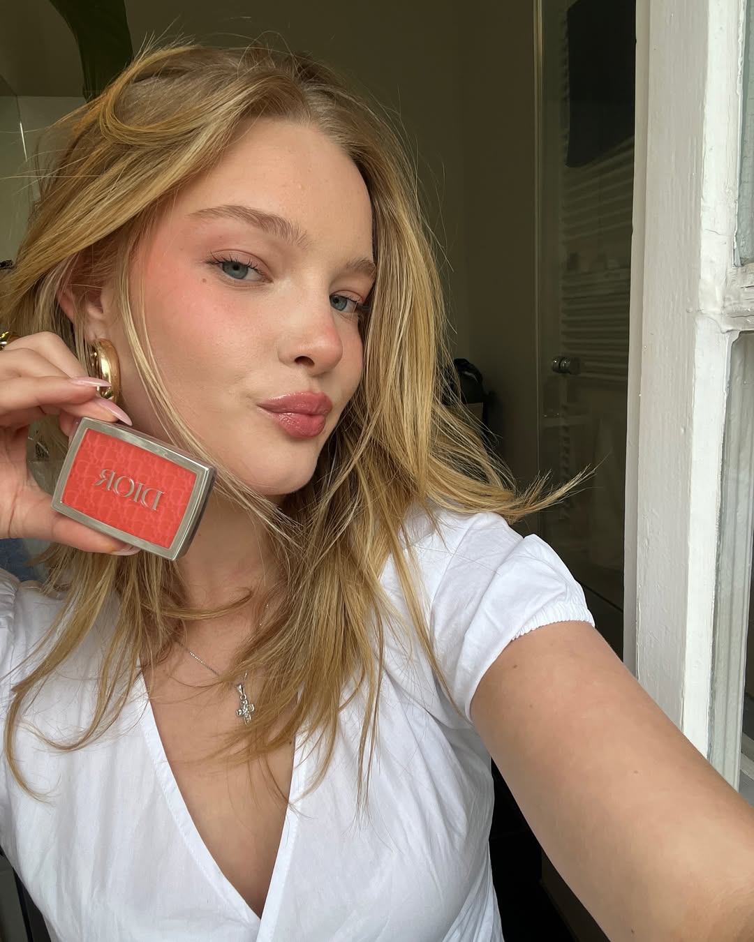 美式甜心妝的胭脂並非誇張的色彩堆疊,而是著重於營造由內而外透出的自然紅潤感