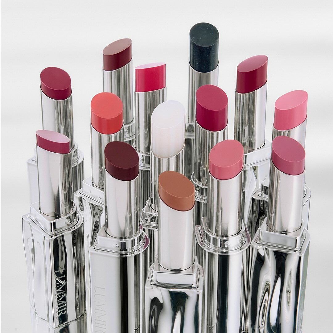 以「日食」為靈感深黑色光澤唇膏