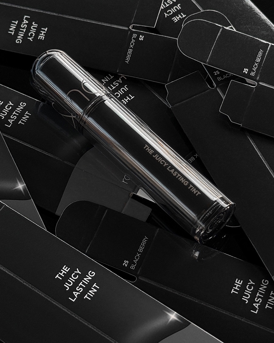 rom&nd果汁唇釉以鮮明黑色調和果汁般水潤質地聞名