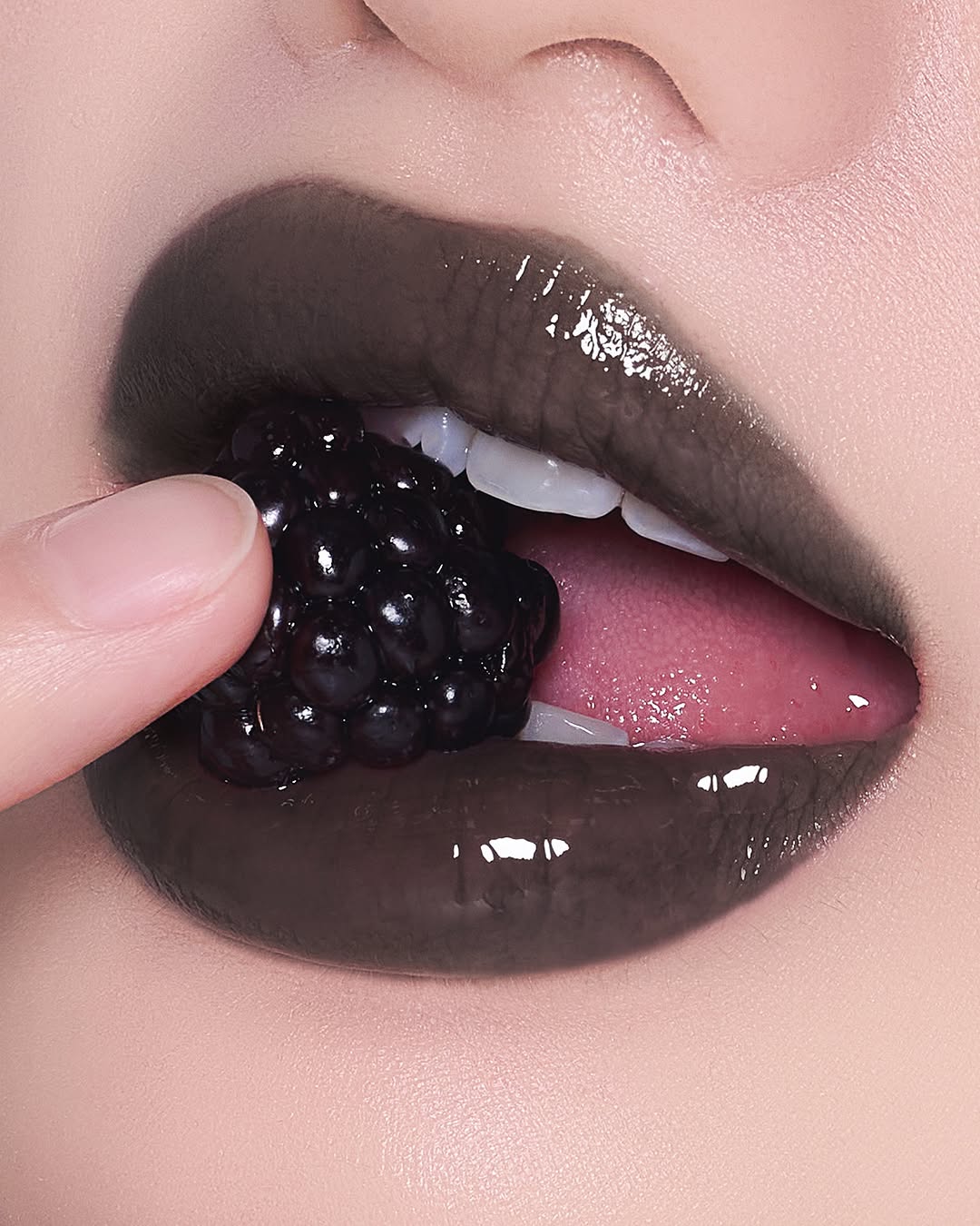 塗上去後帶點紫調，可以讓任何底色變得更深邃