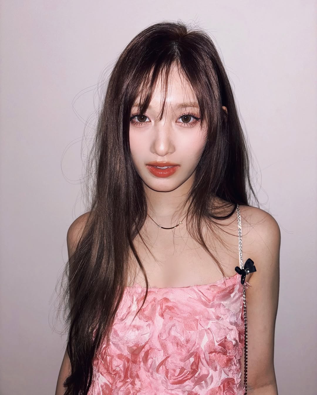 不論是陽光下的金色閃光,還是陰影處的深棕色,不同光線下都會展現微妙變化