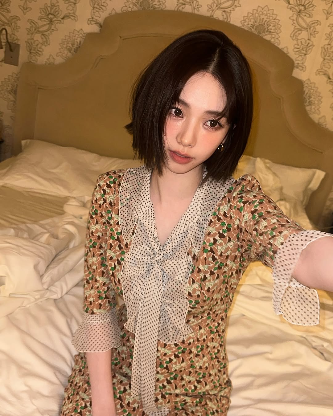 甘納許髮色本身已經好有優雅感,配上簡約但精緻的春季服裝,就更加完美