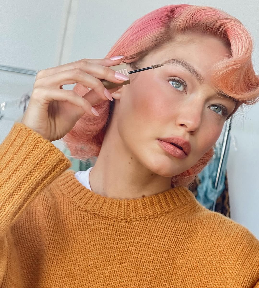 使用透明或帶有顏色的眉膠,梳理眉毛並定型,使其更具立體感