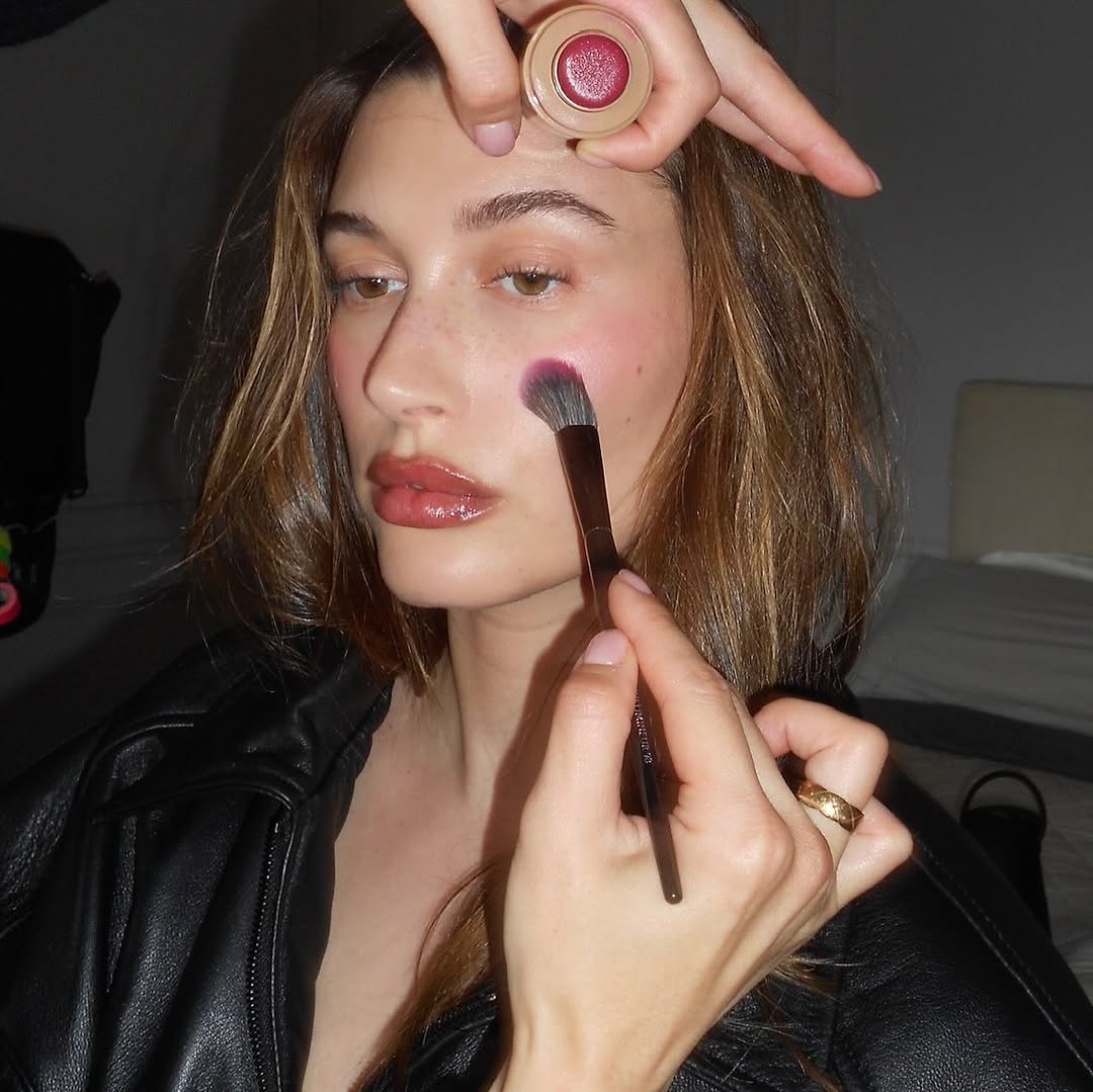 刷上根根分明的睫毛膏,或佩戴自然的假睫毛,放大雙眼