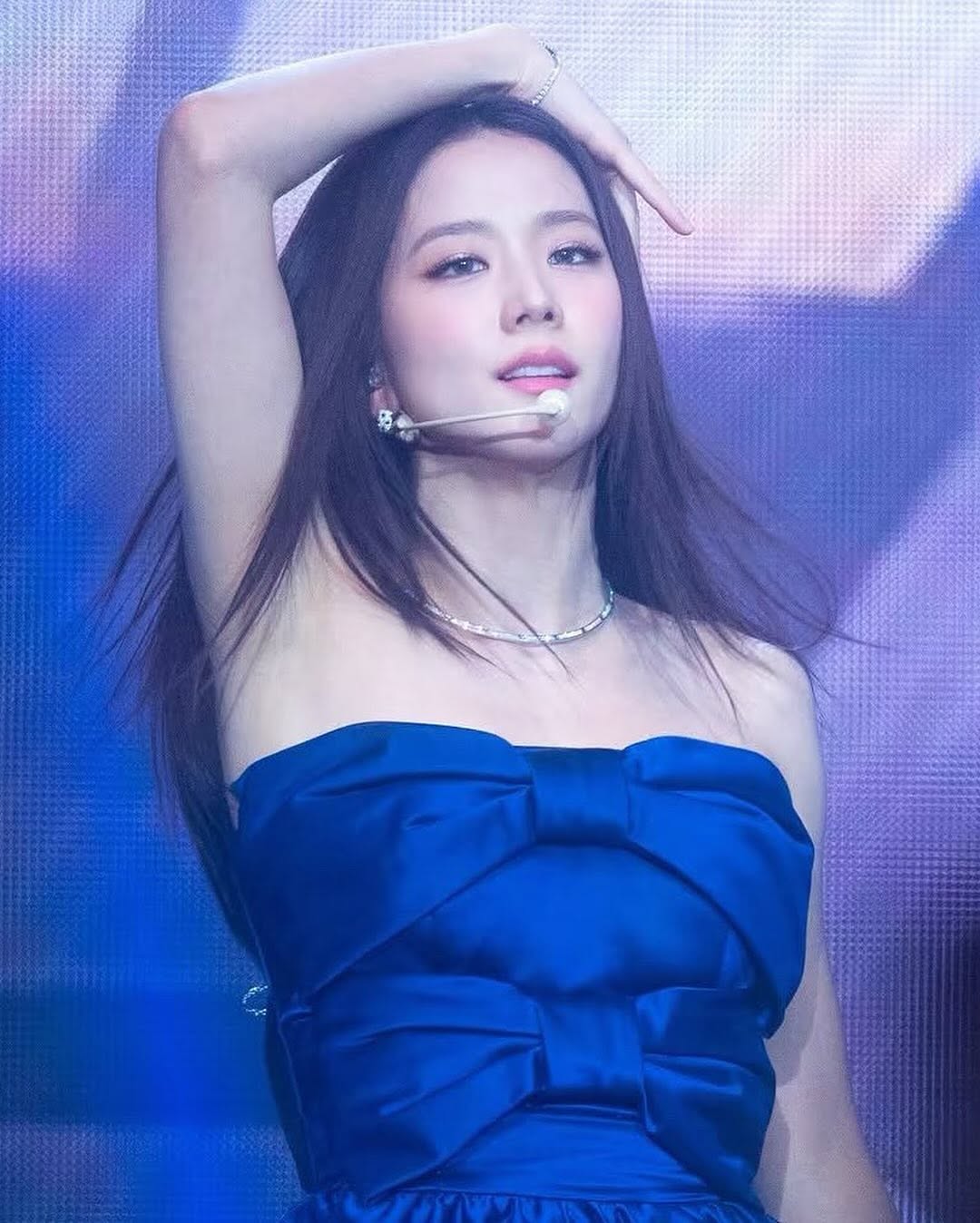 Jisoo巧妙選擇了水潤質感的粉色唇膏,為整體妝容注入一抹溫柔的好氣色